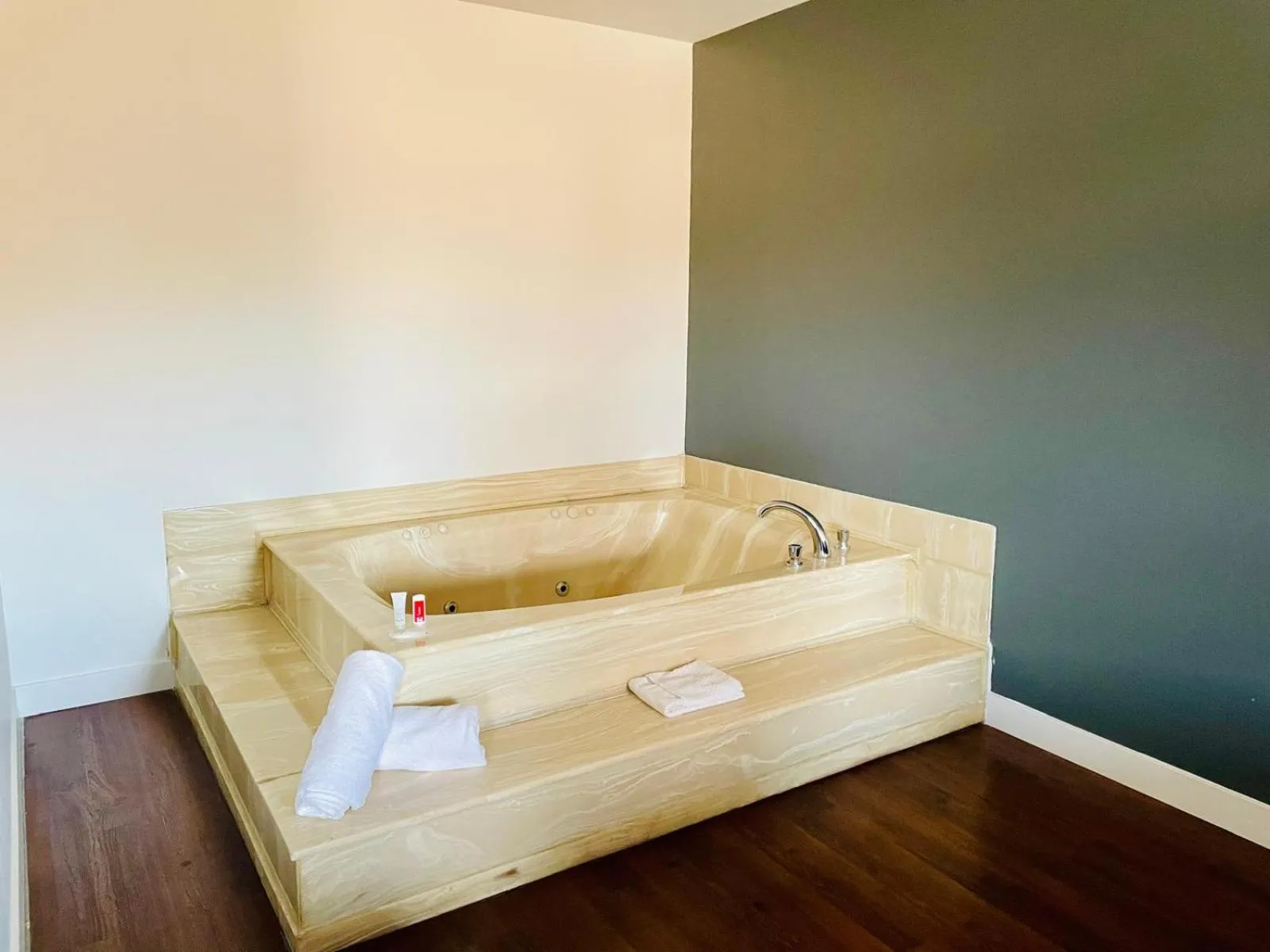 Bath, Bed in Econo Lodge Hotel Brossard