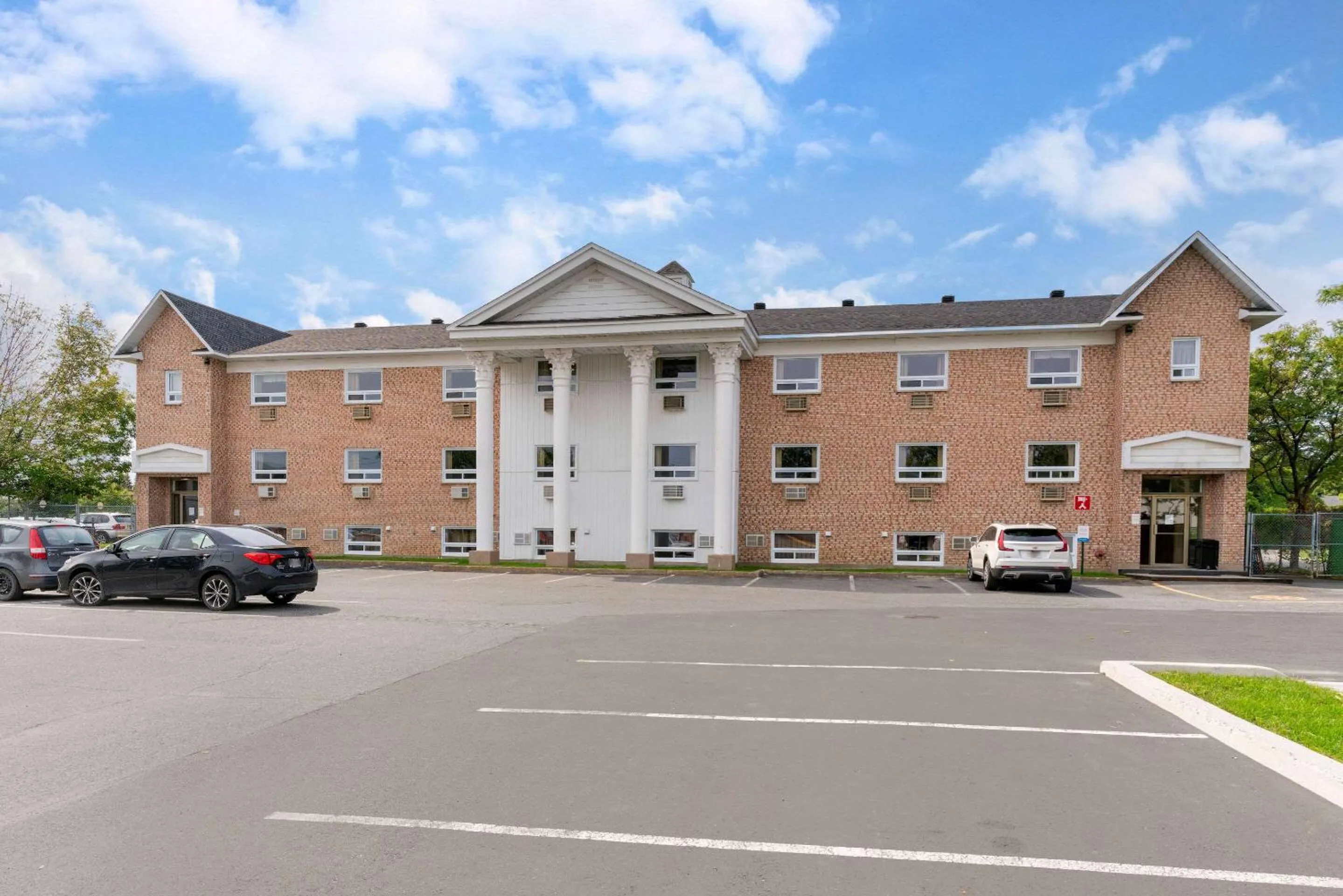 Property building in Econo Lodge Hotel Brossard