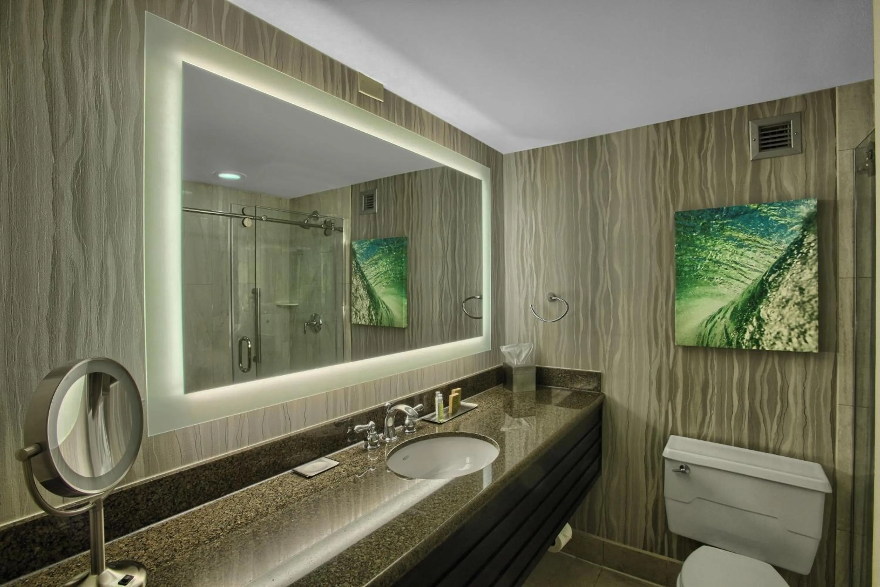 Bathroom in DoubleTree by Hilton at the Entrance to Universal Orlando