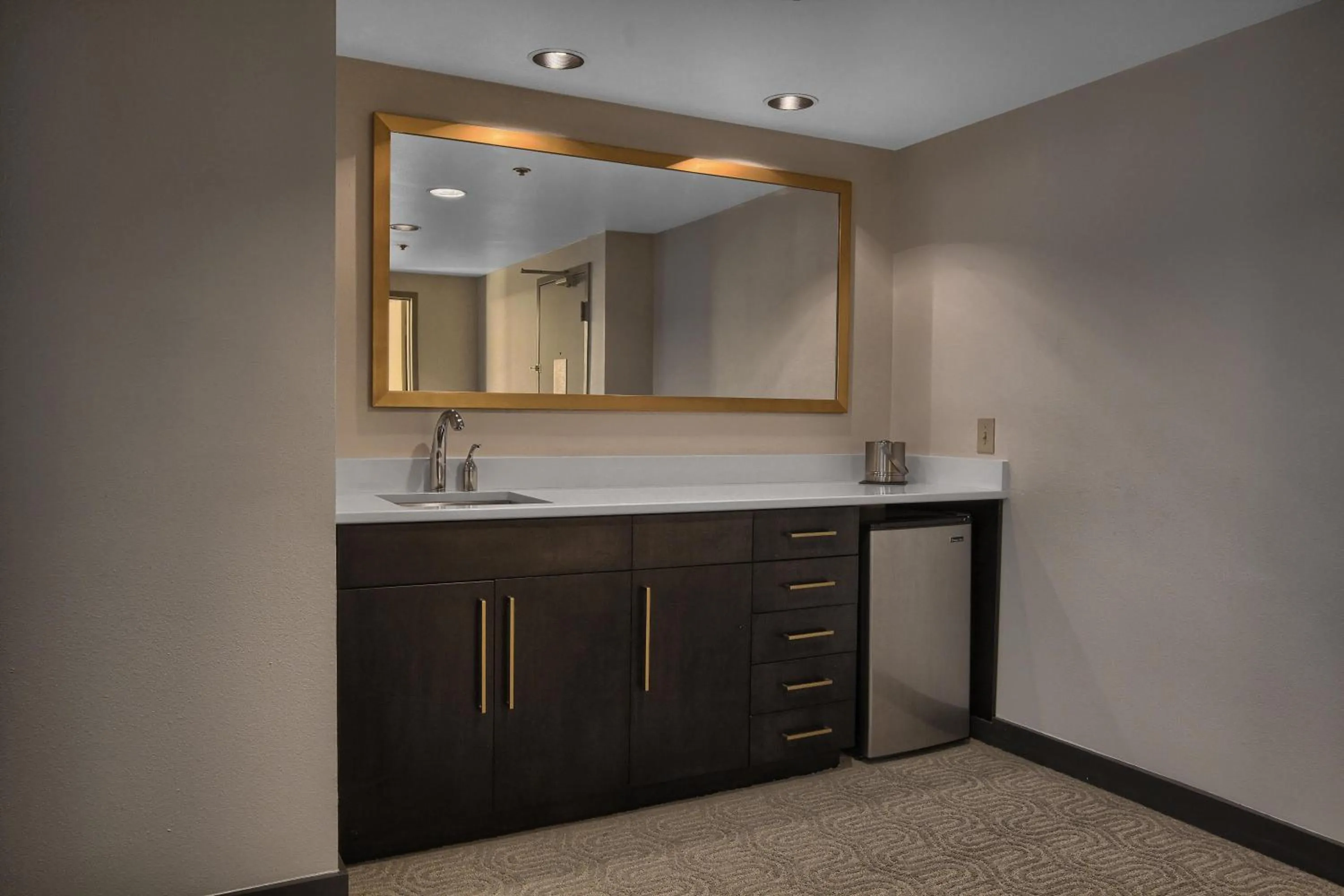 Kitchen or kitchenette in DoubleTree by Hilton at the Entrance to Universal Orlando