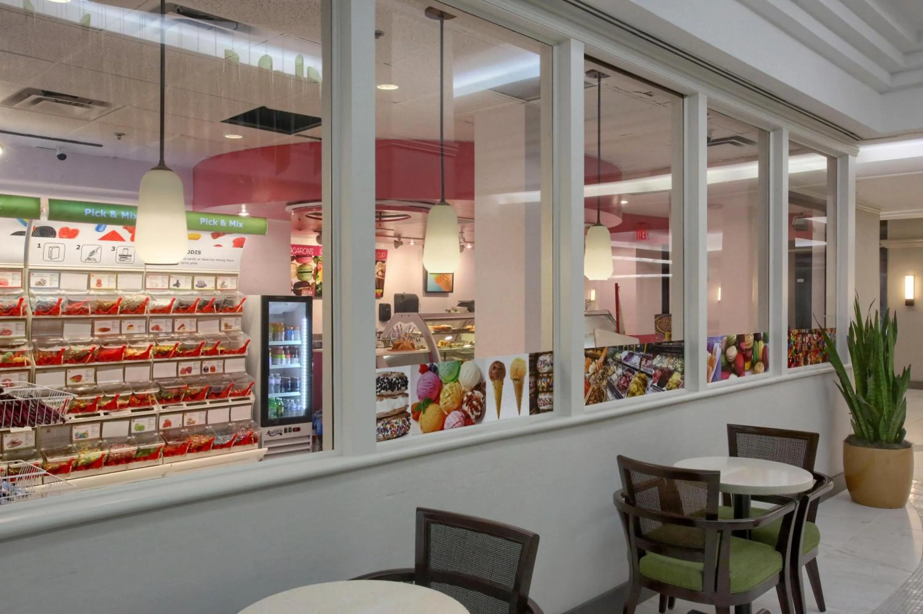 Dining area in DoubleTree by Hilton at the Entrance to Universal Orlando