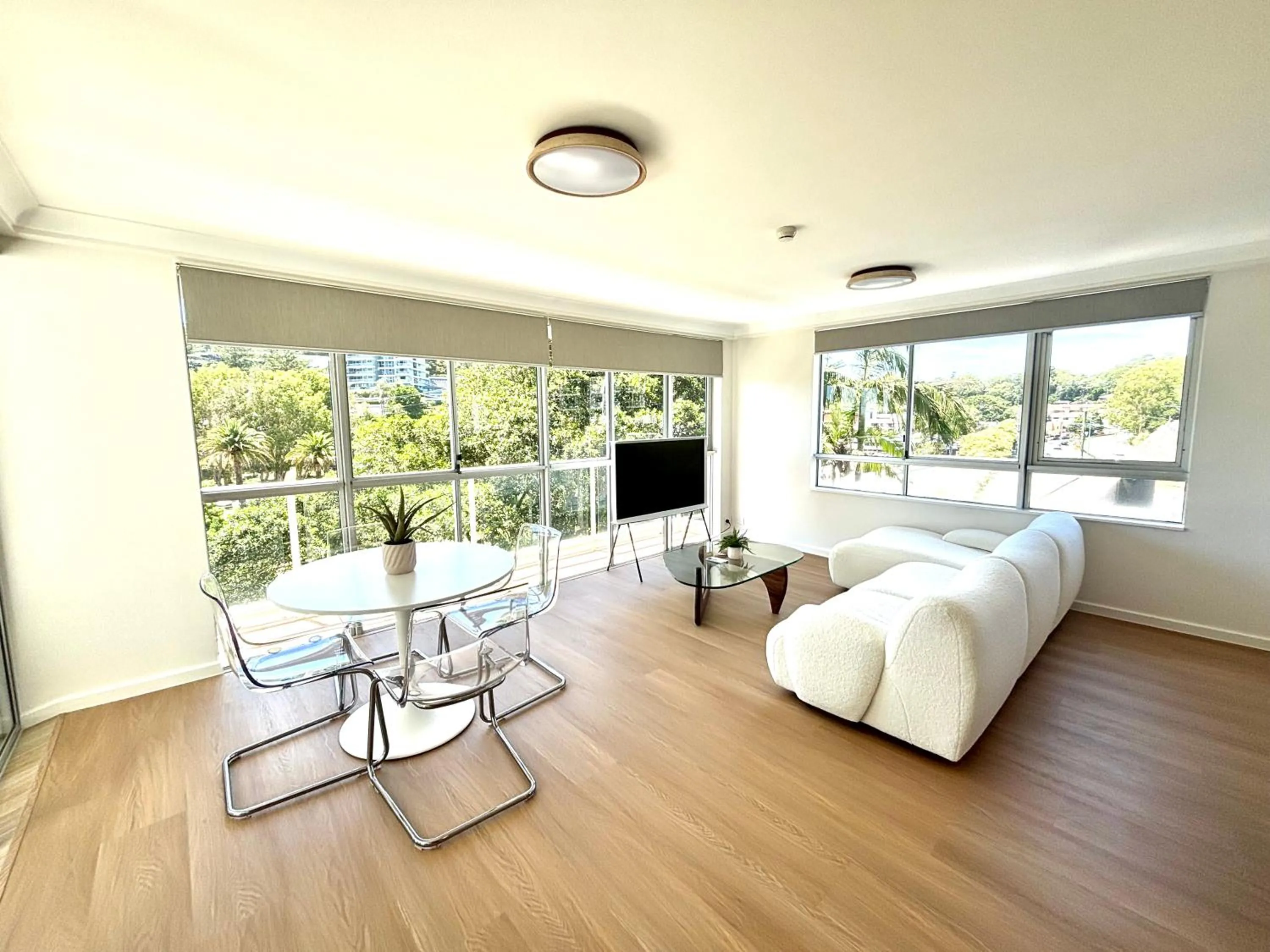 Living room, Bed in Burleigh Beach Tower