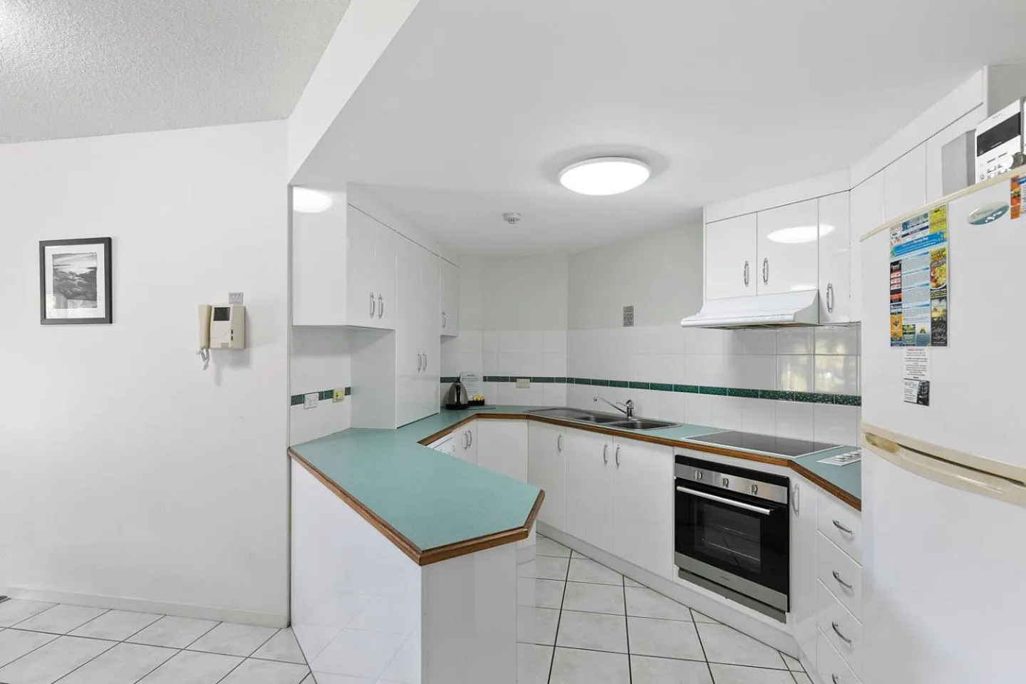 Kitchen or kitchenette in White Crest Apartments