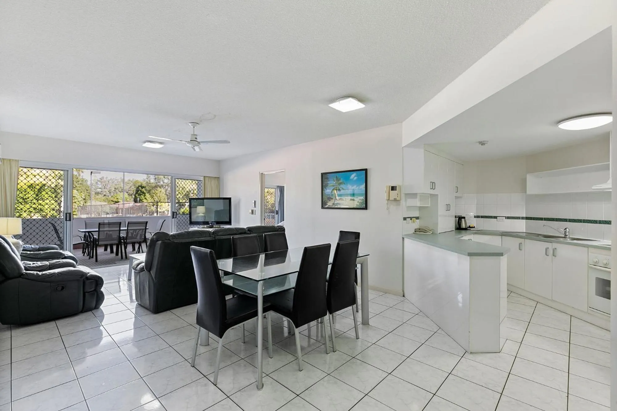 Kitchen or kitchenette in White Crest Apartments