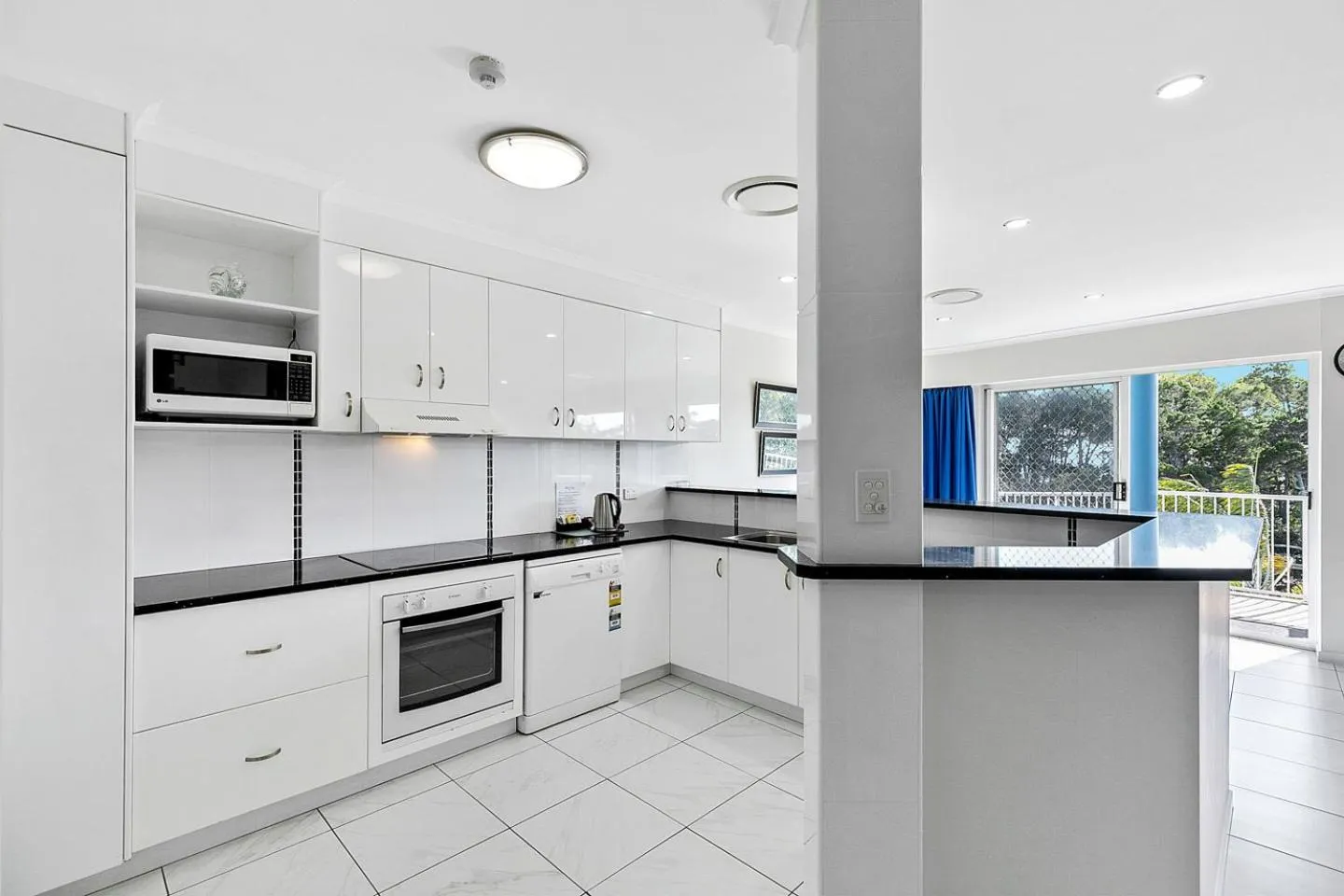 Kitchen or kitchenette in White Crest Apartments