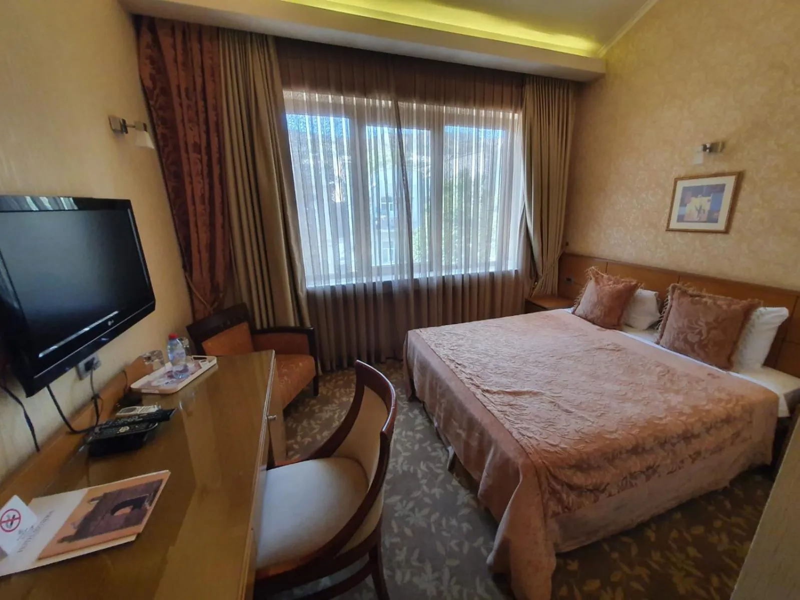 Communal lounge/ TV room, Bed in Riviera Hotel