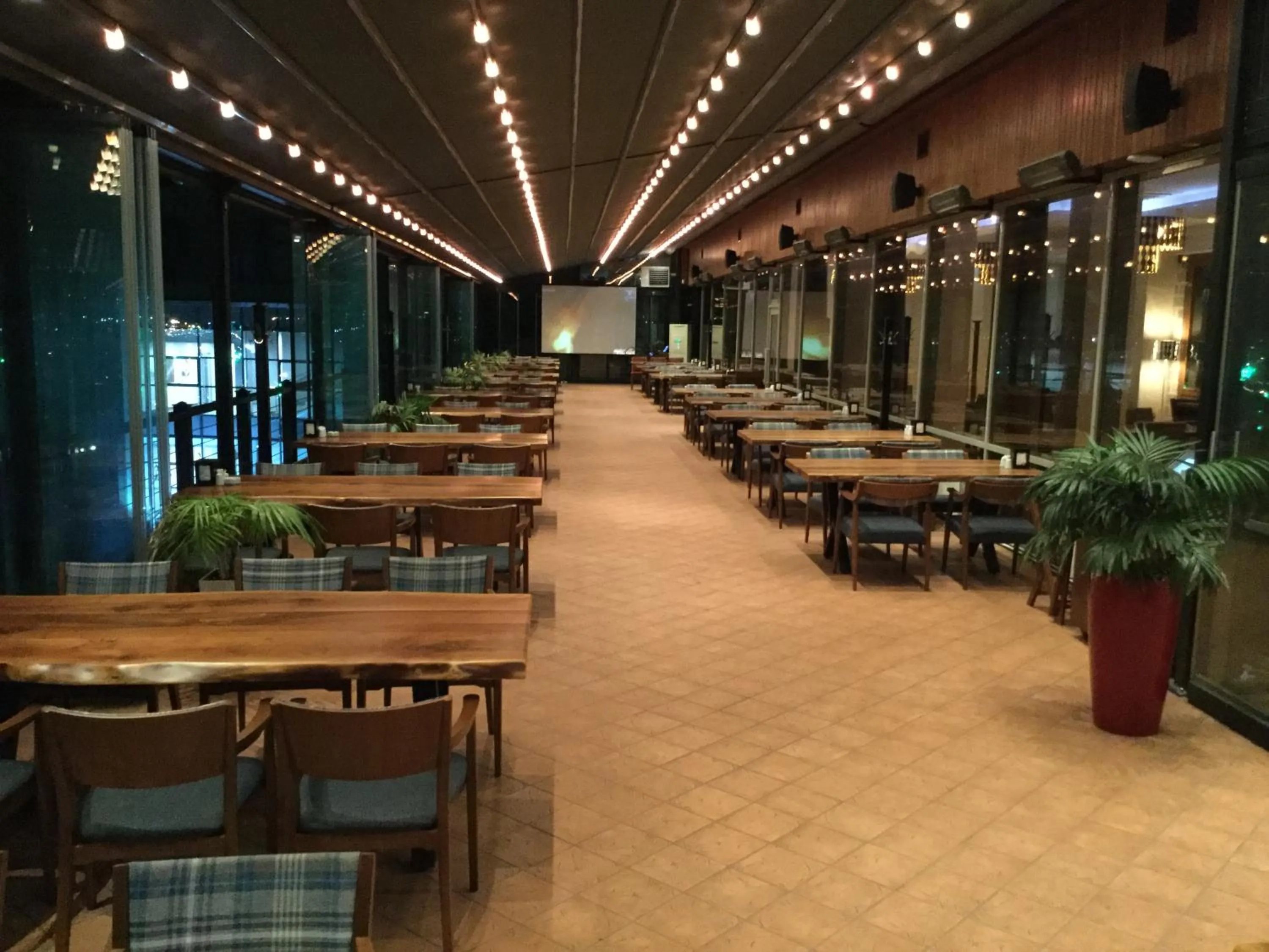 Restaurant/places to eat in Riviera Hotel