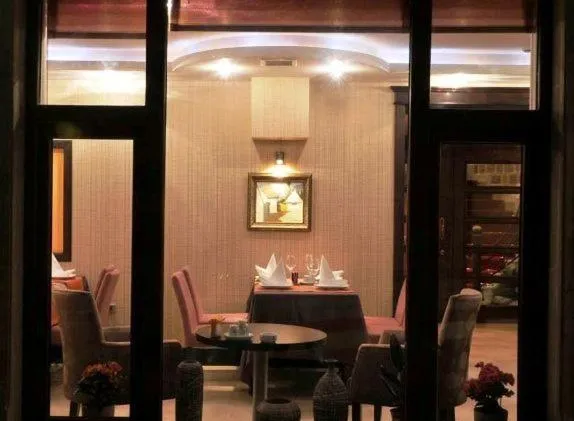 Restaurant/places to eat in Riviera Hotel