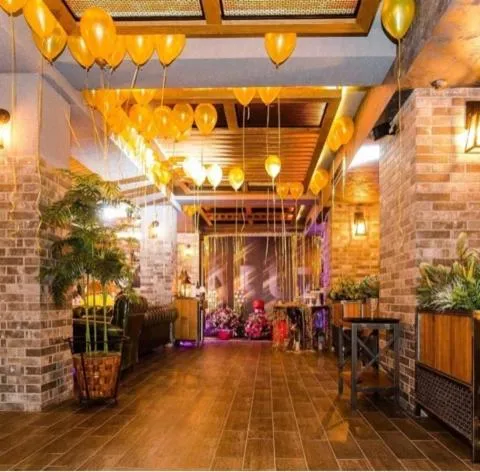 Restaurant/places to eat in Riviera Hotel