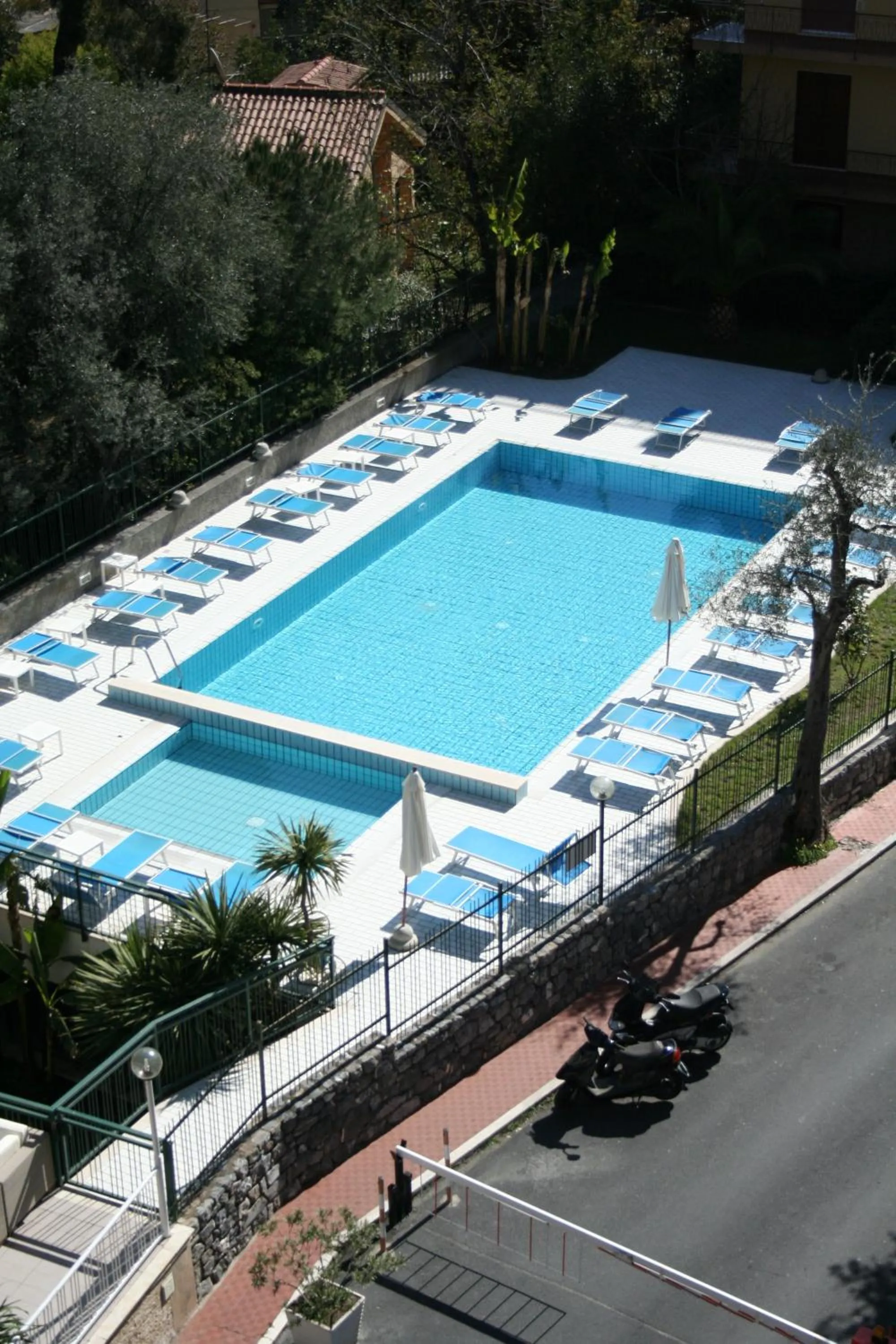 Swimming pool in Hotel Garden