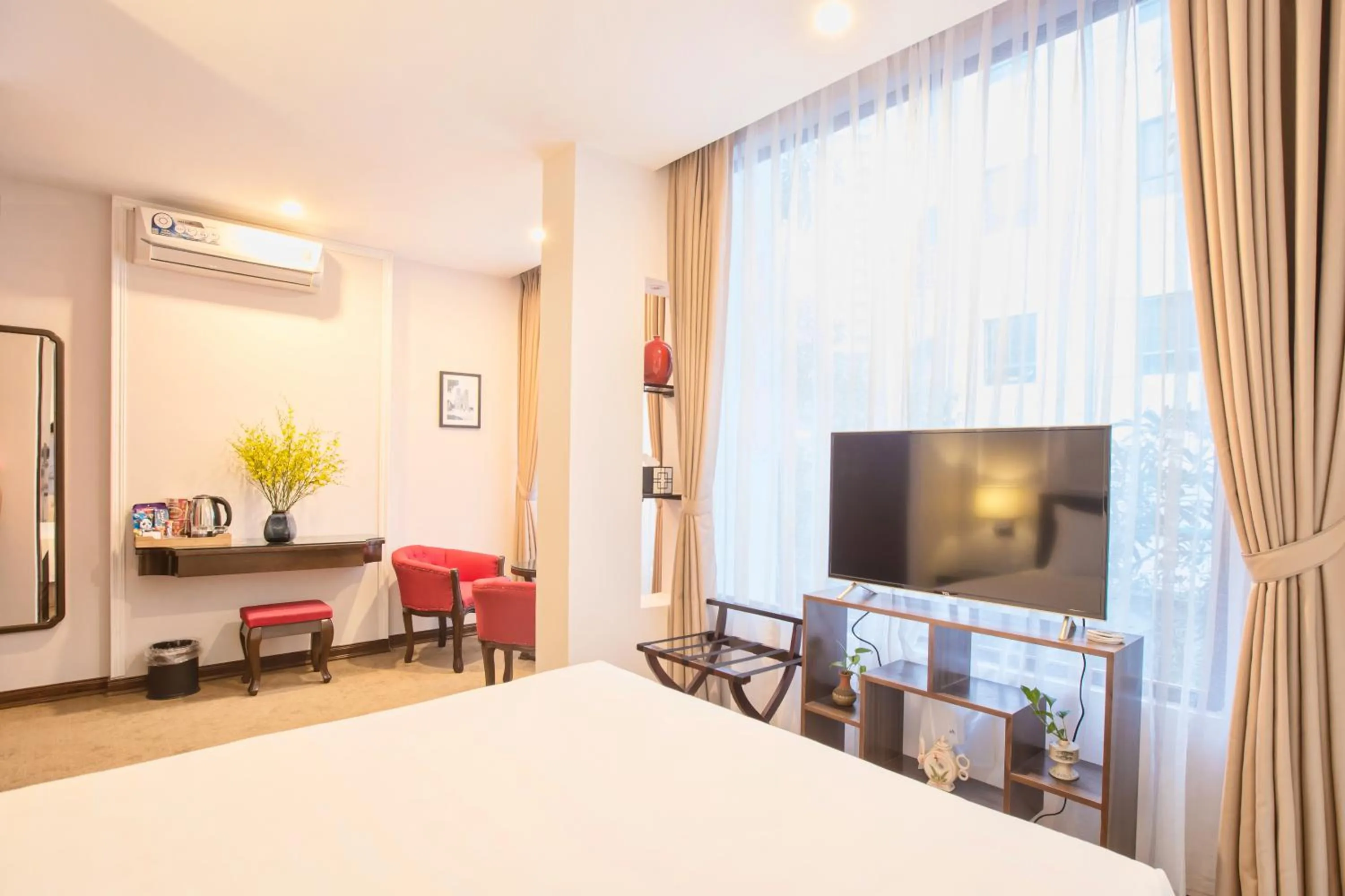 Shower, Bed in Dinh Ami Hanoi Hotel