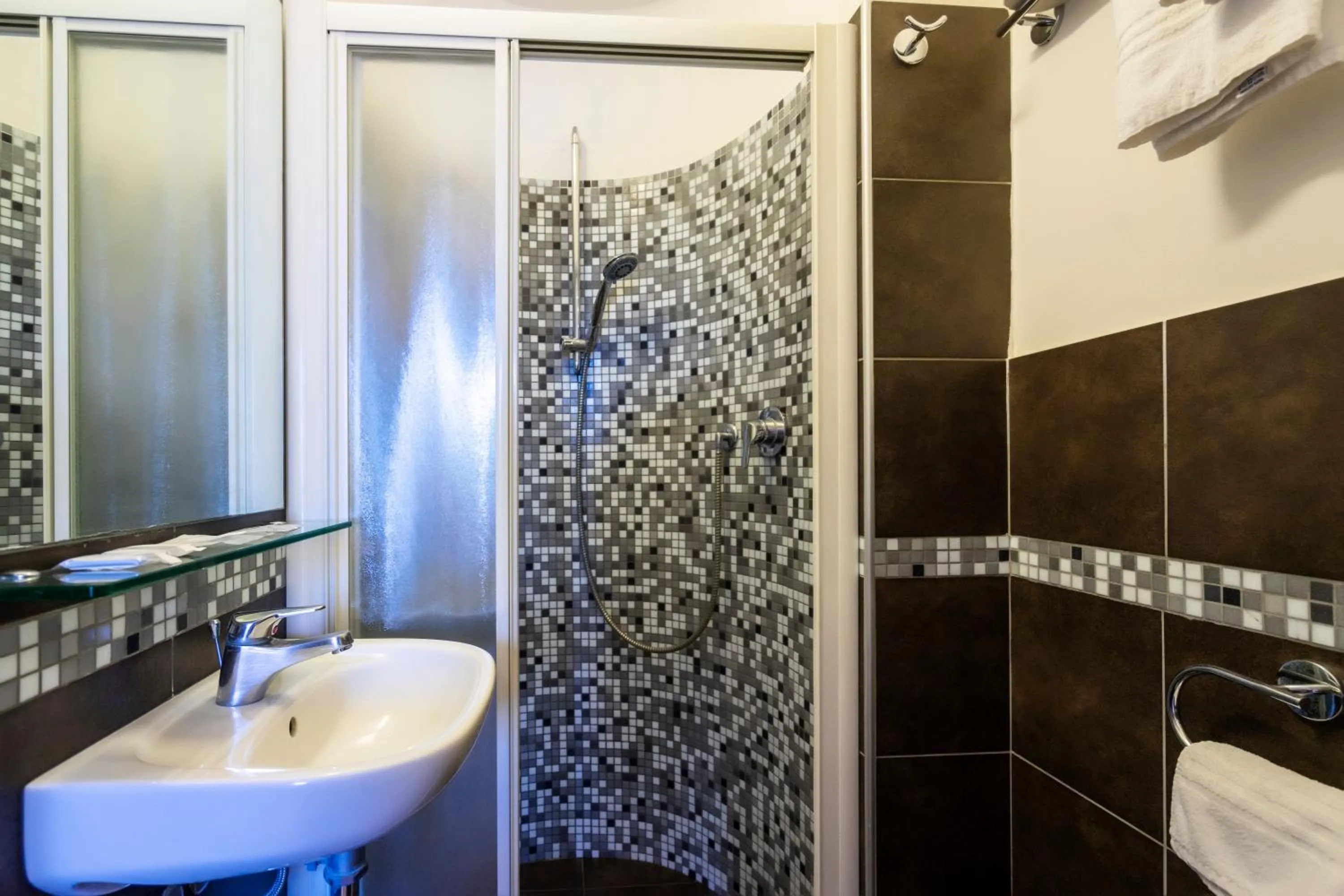 Shower in Hotel Mocambo Riccione CENTRALISSIMO AL MARE
