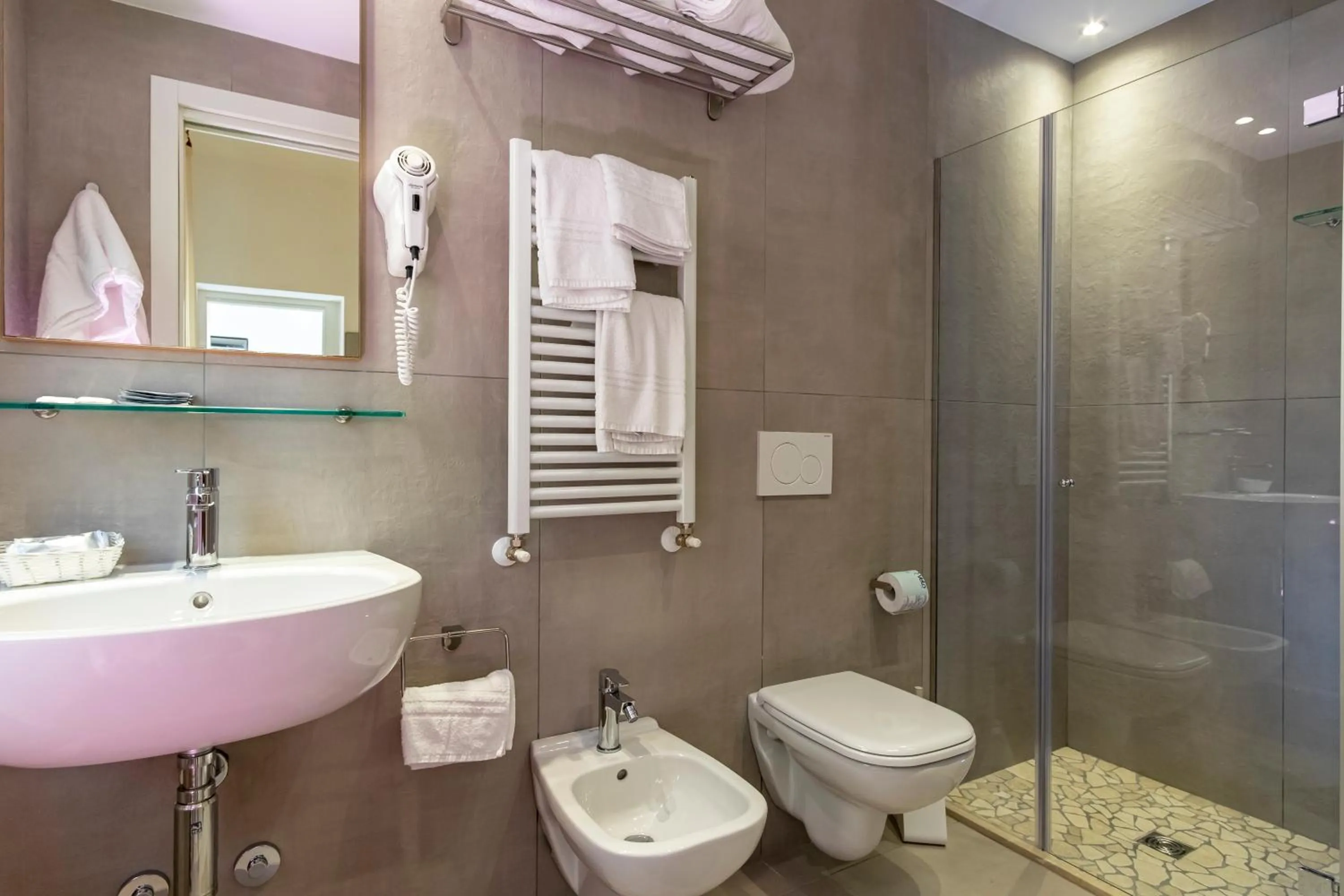 Shower in Hotel Mocambo Riccione CENTRALISSIMO AL MARE