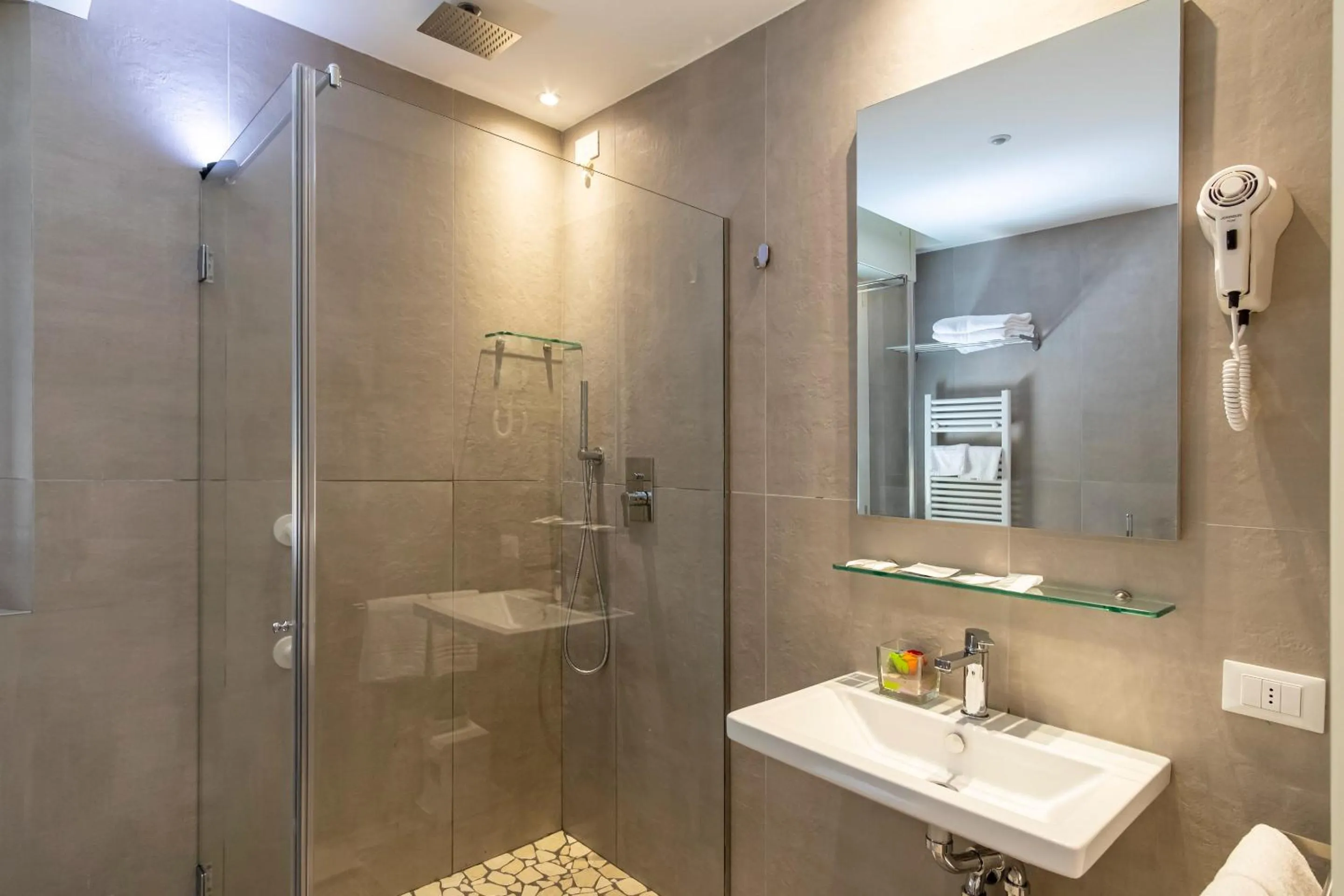 Shower in Hotel Mocambo Riccione CENTRALISSIMO AL MARE