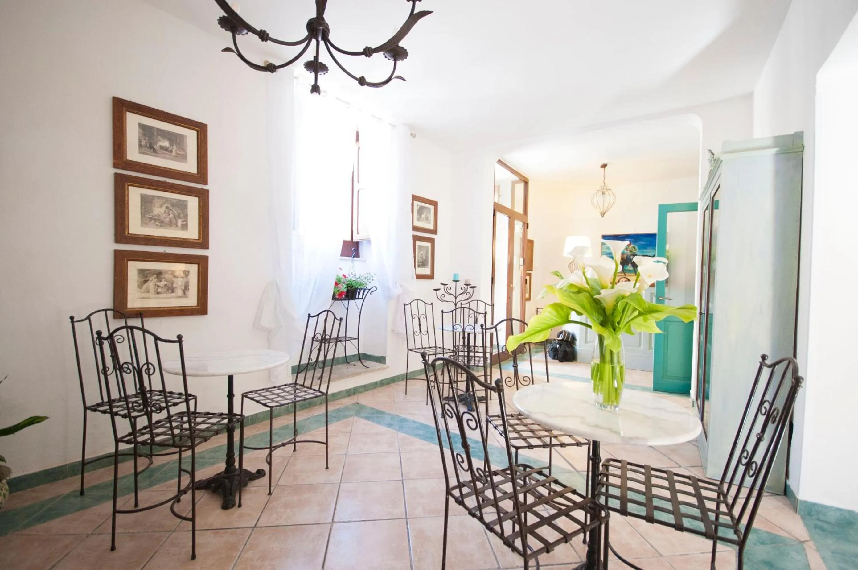 Communal lounge/ TV room in Albergo La Fontanella