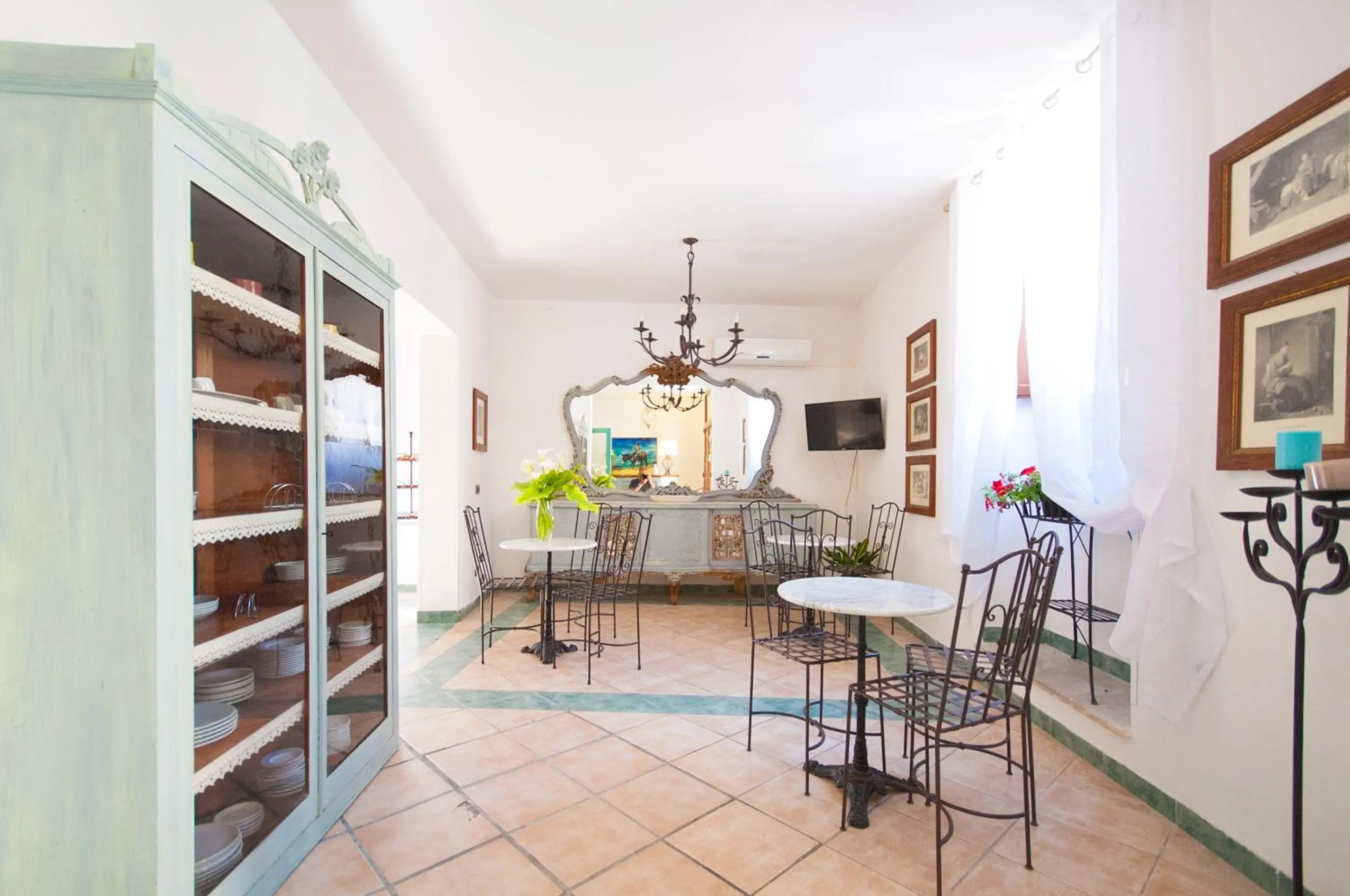 Communal lounge/ TV room in Albergo La Fontanella