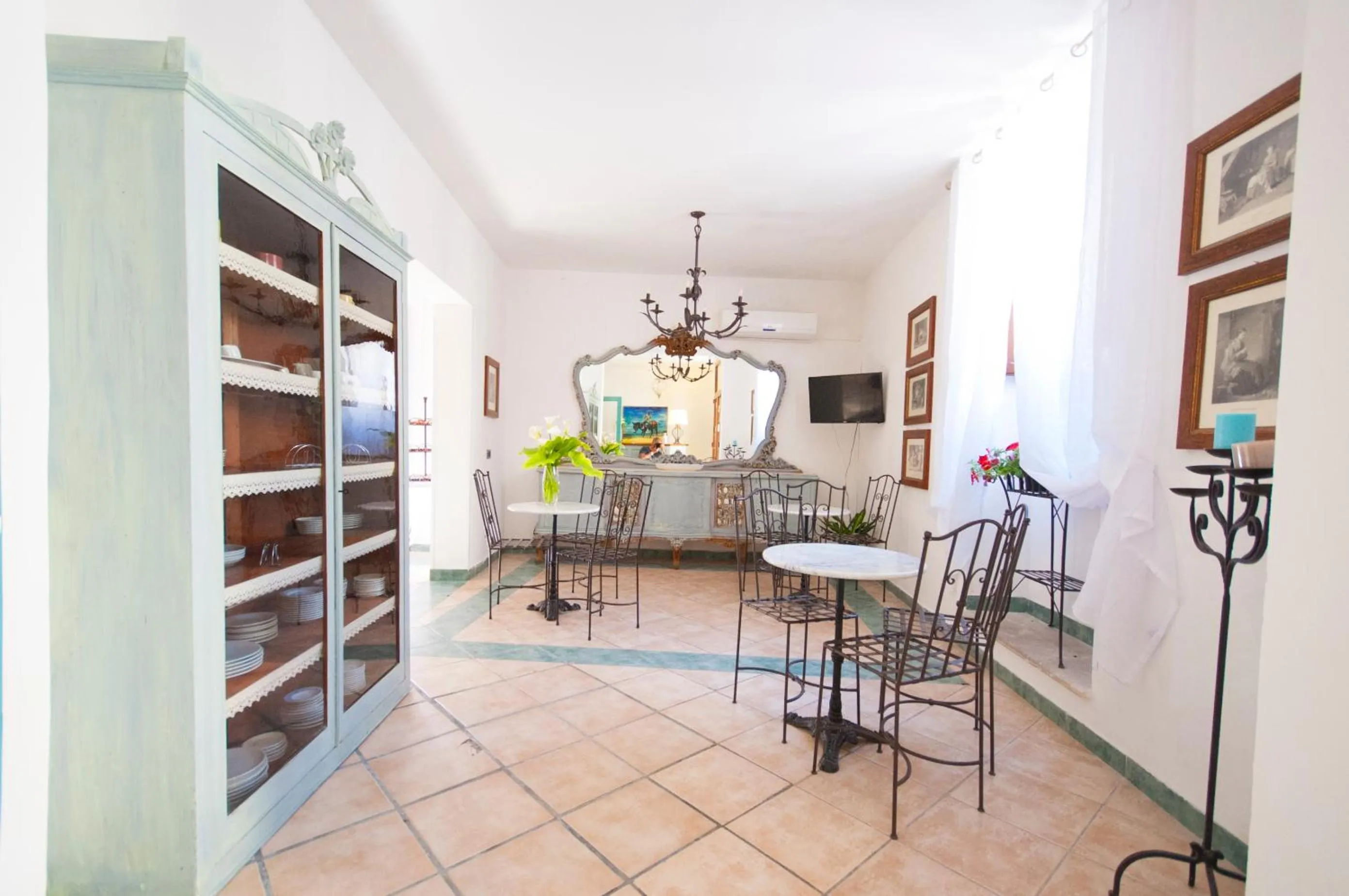 Communal lounge/ TV room in Albergo La Fontanella