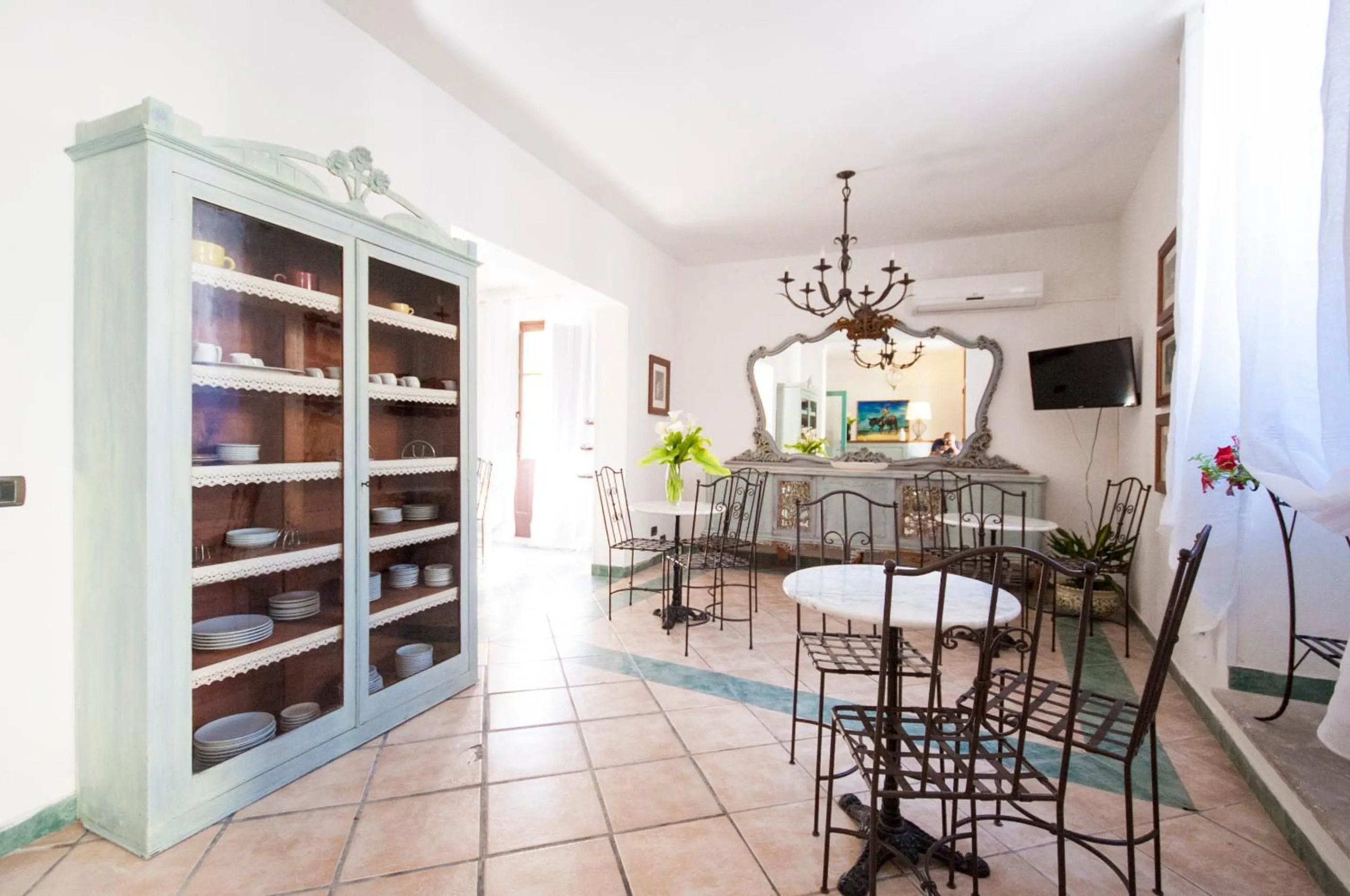 Communal lounge/ TV room in Albergo La Fontanella