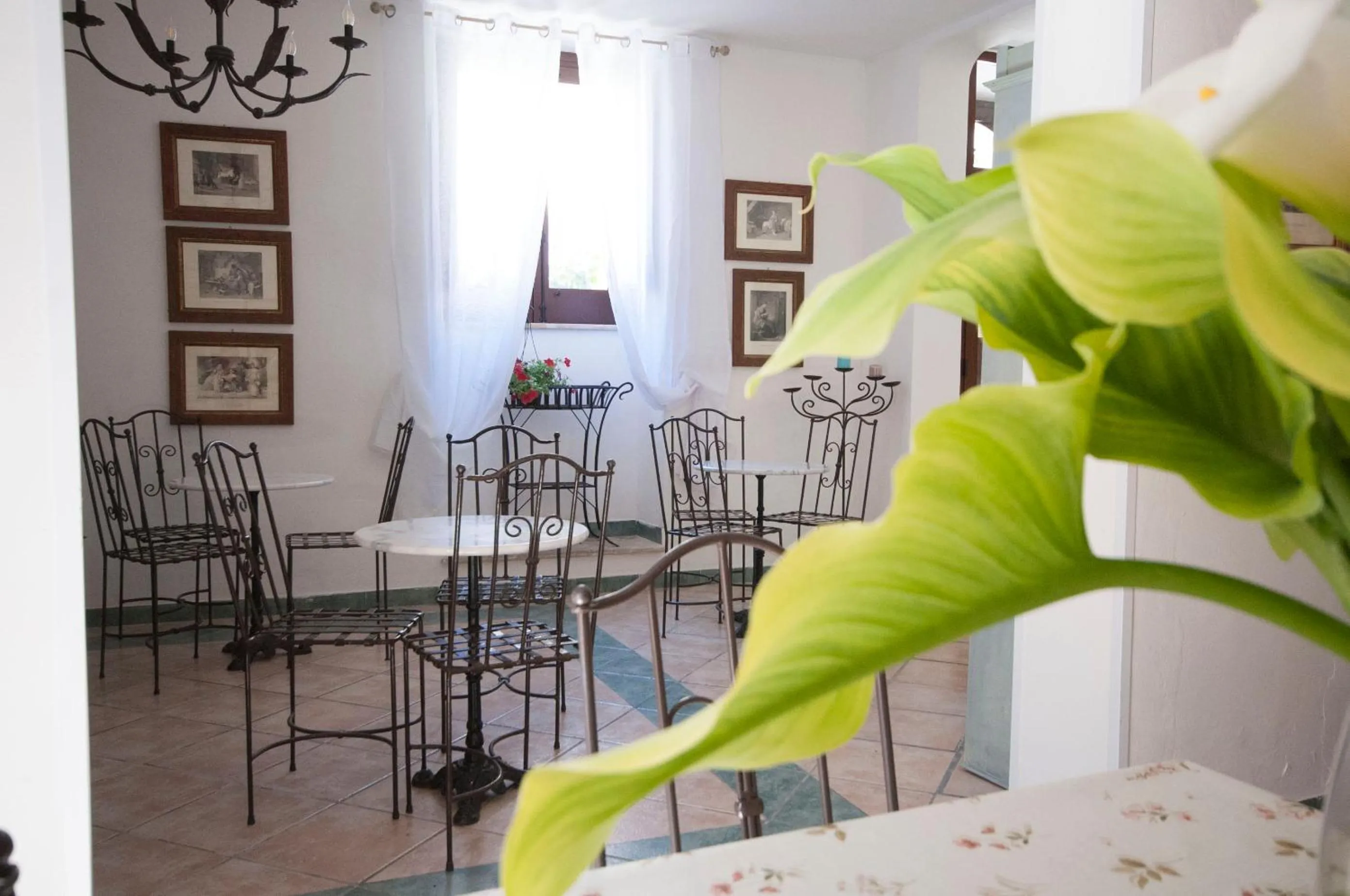 Communal lounge/ TV room in Albergo La Fontanella
