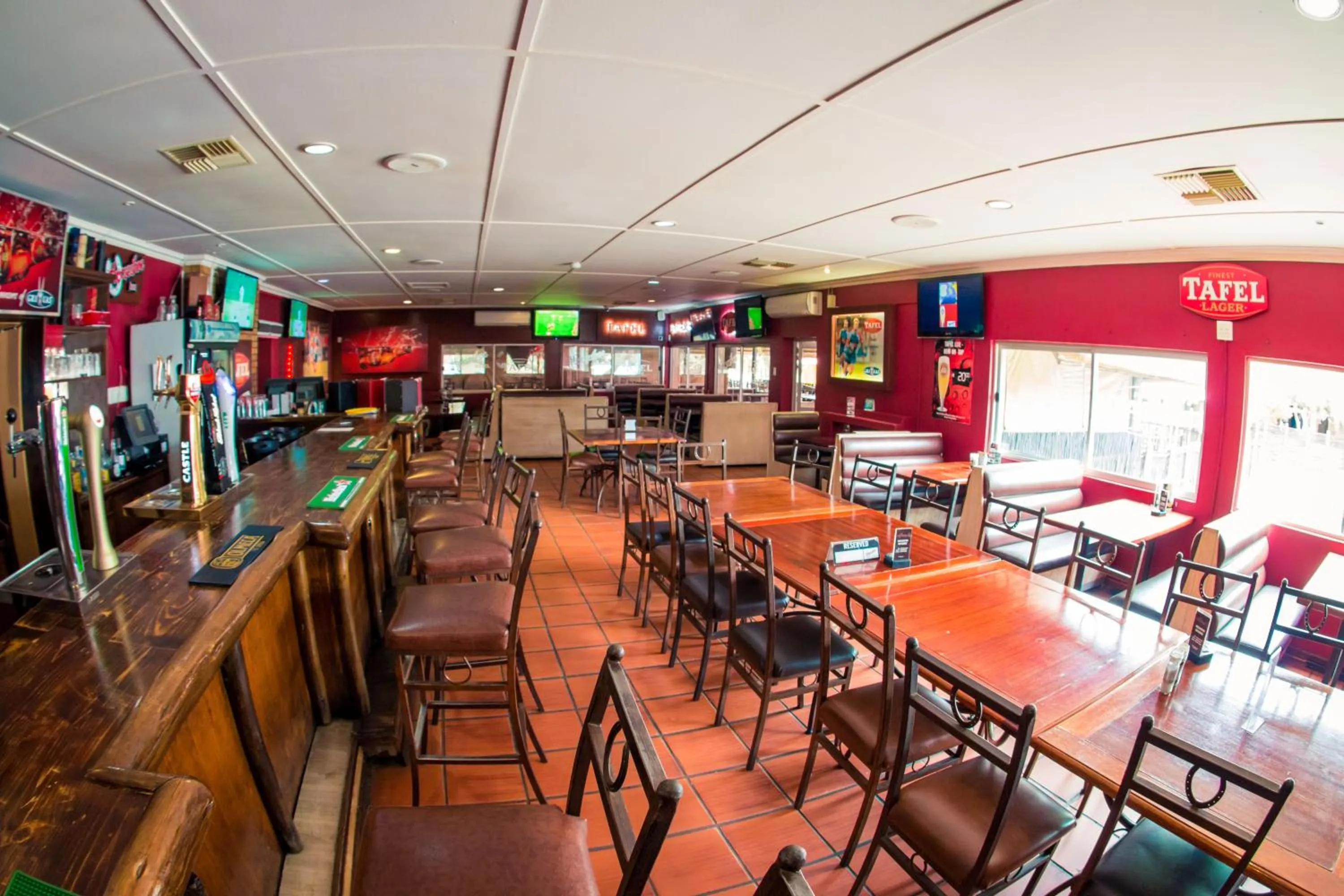 Restaurant/places to eat in Airport Hotel