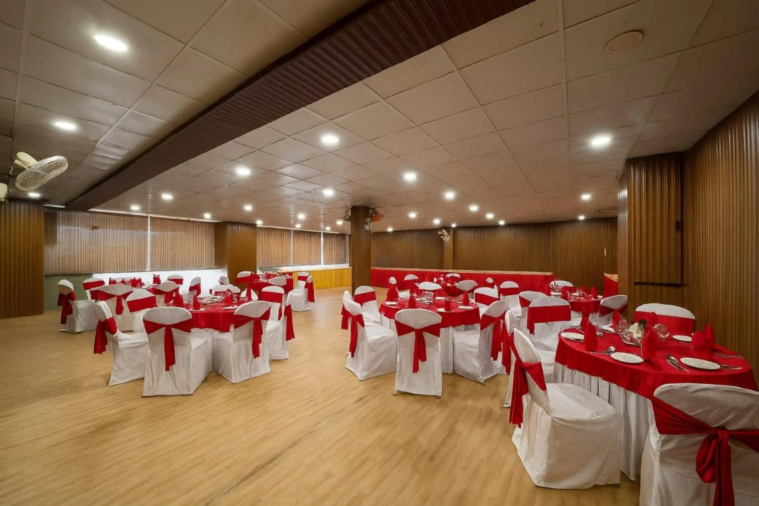 Banquet/Function facilities in Perfectstayz Premium The Pride at mall road