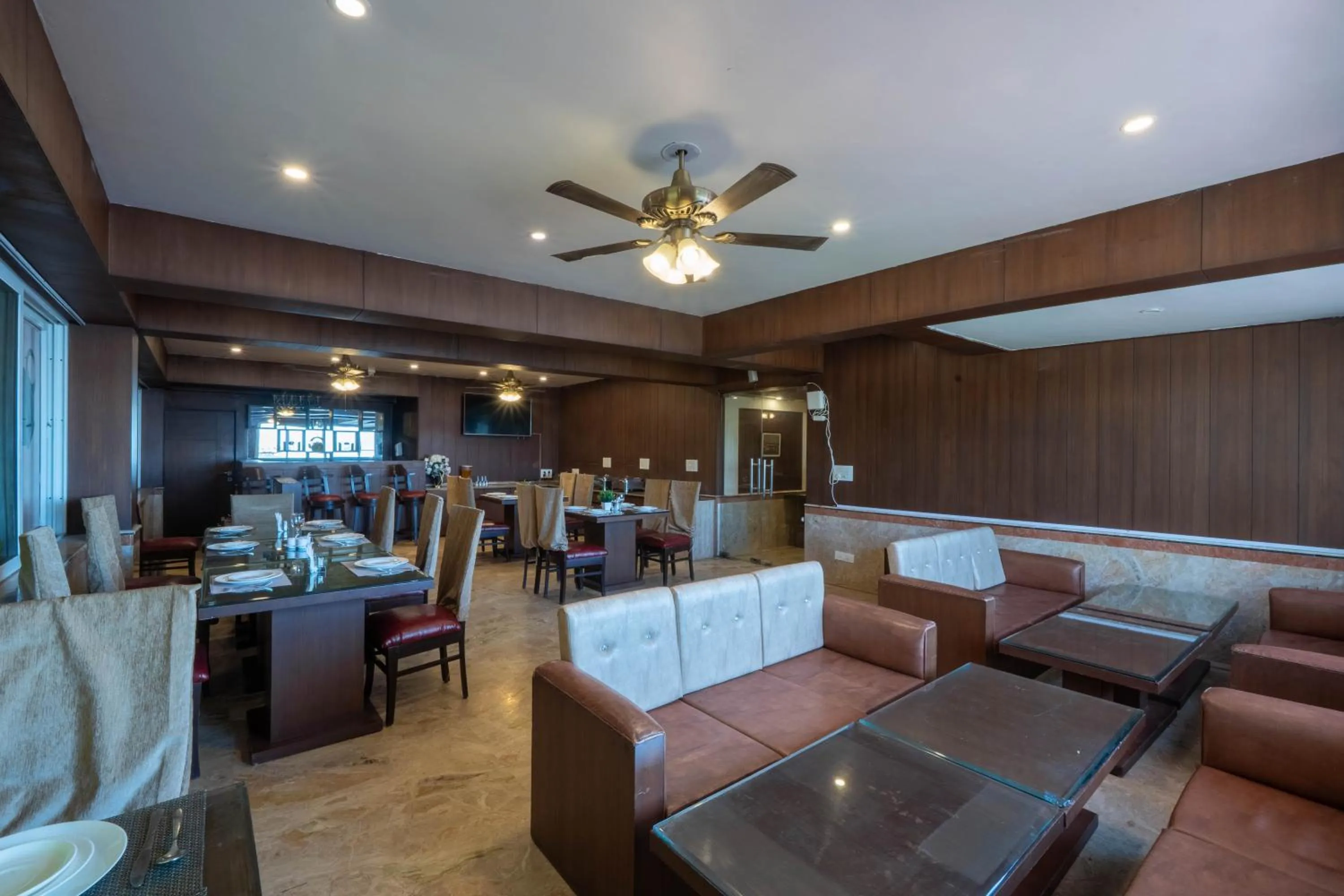 Restaurant/places to eat in Perfectstayz Premium The Pride at mall road