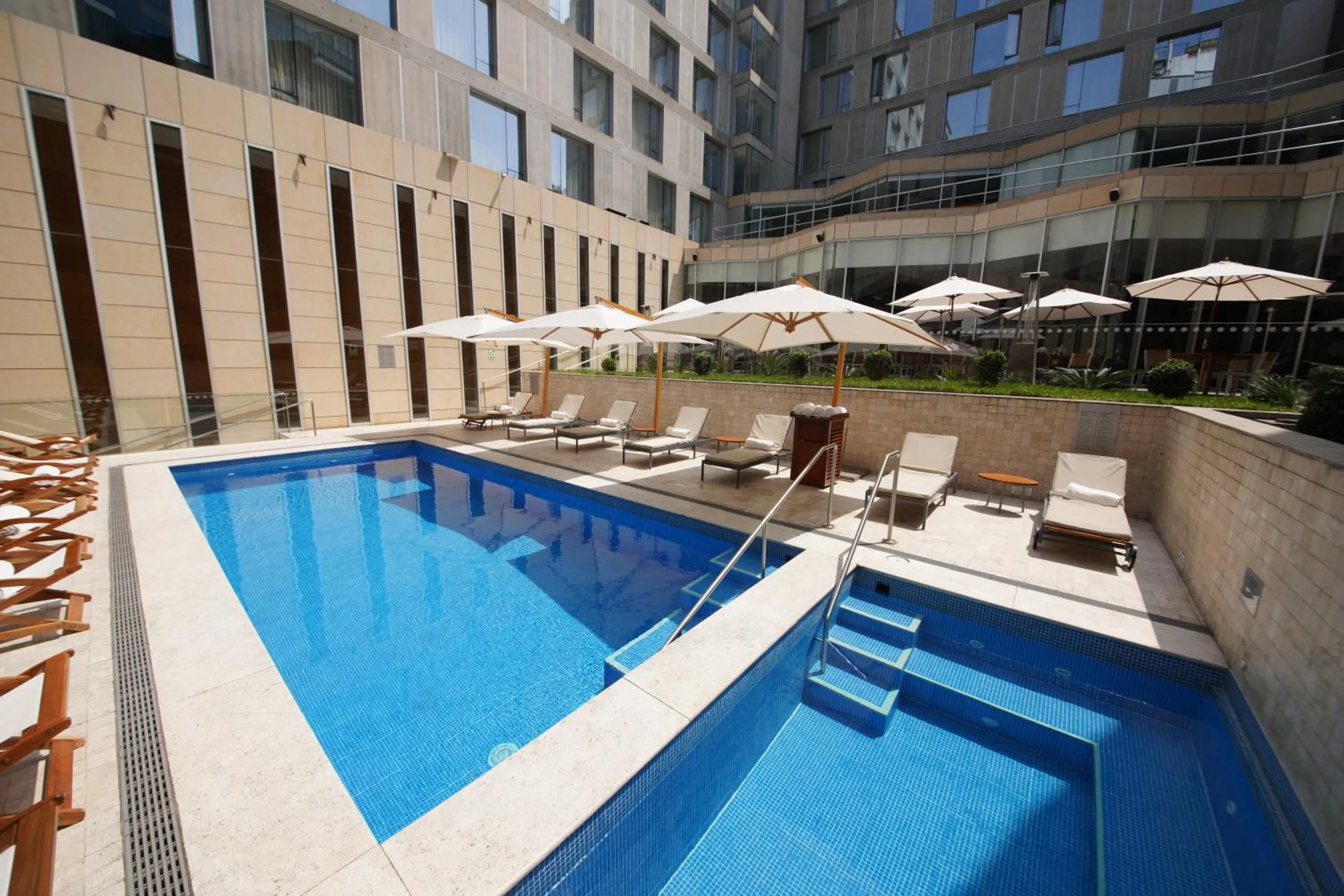 Swimming pool in Pullman Lima San Isidro