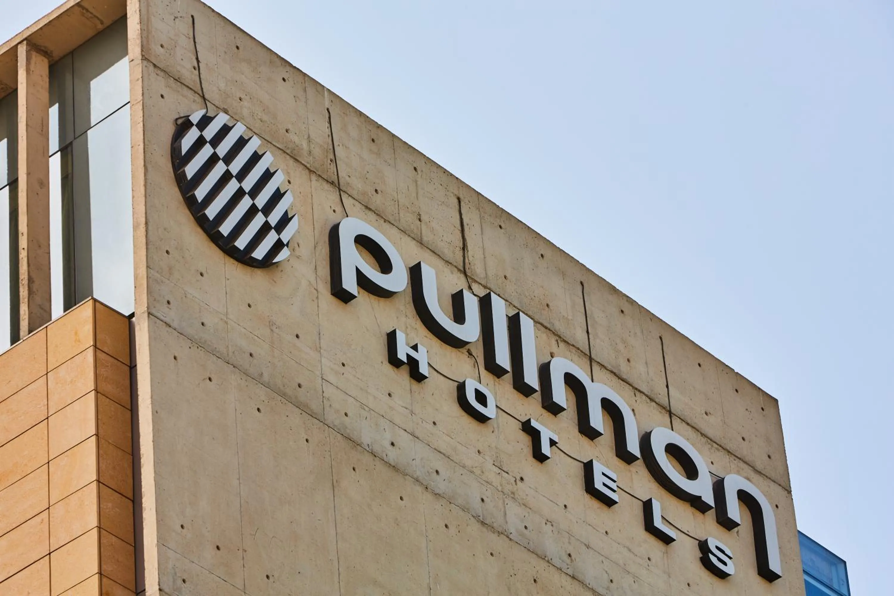 Property building in Pullman Lima San Isidro