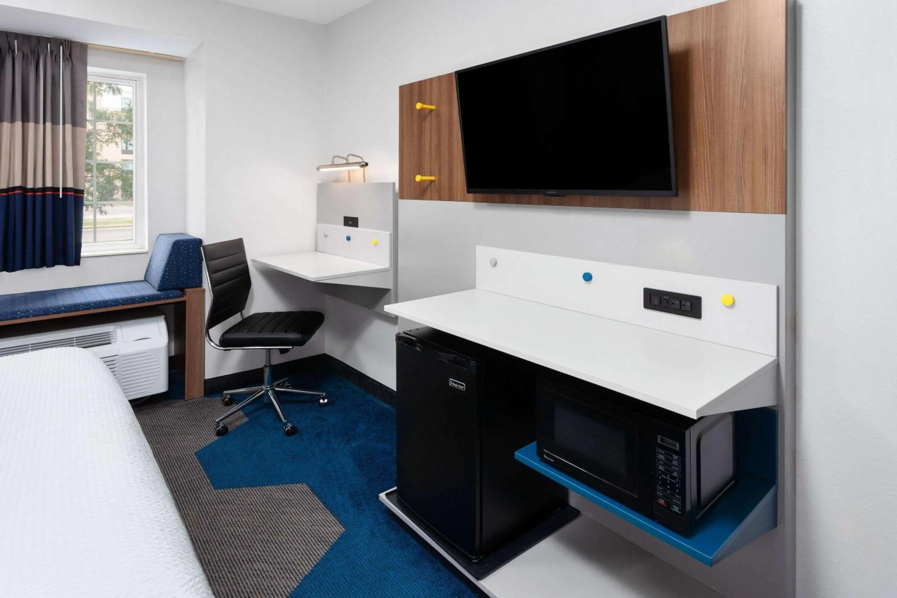 Photo of the whole room, Bed in Microtel Inn by Wyndham Janesville