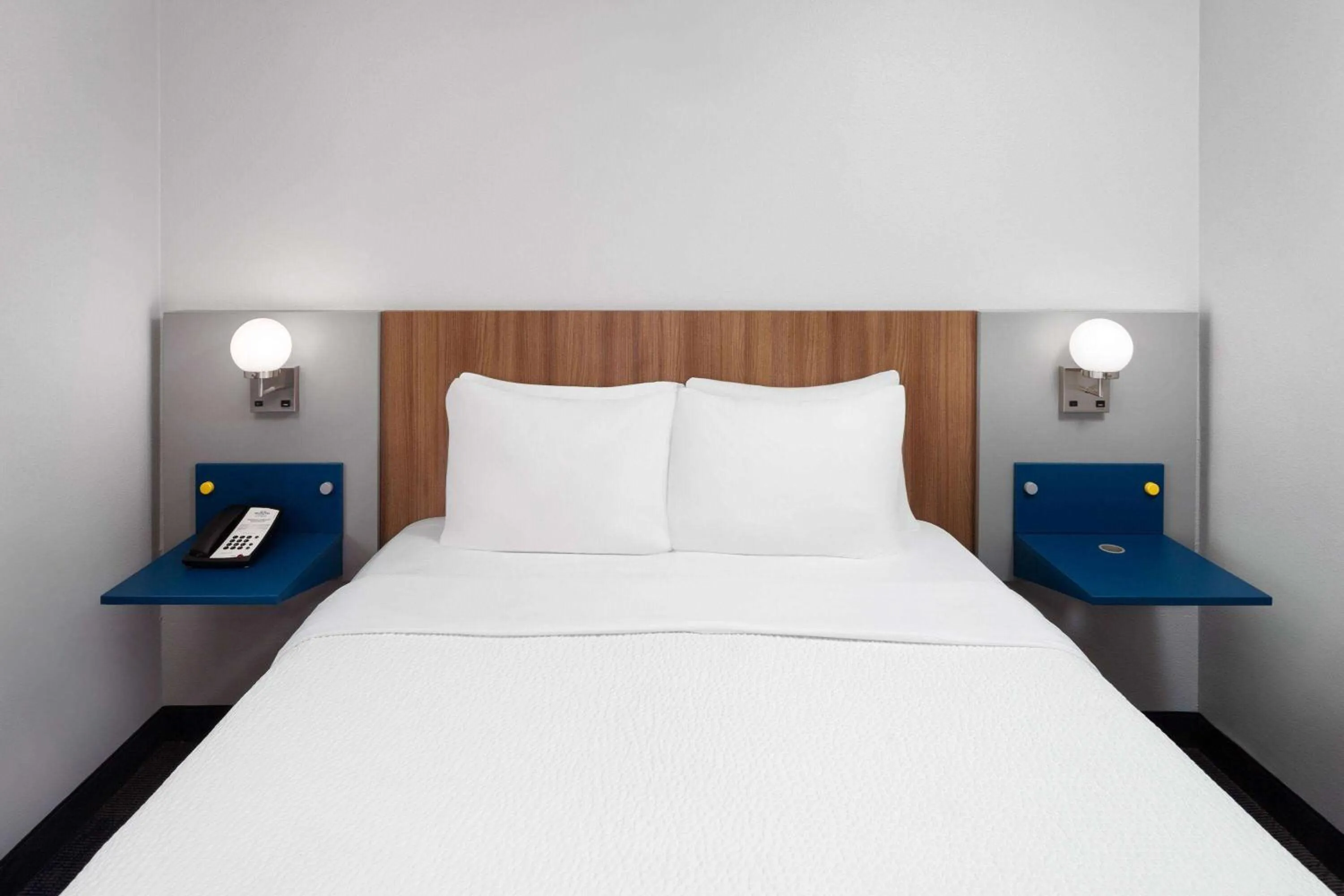 Photo of the whole room, Bed in Microtel Inn by Wyndham Janesville