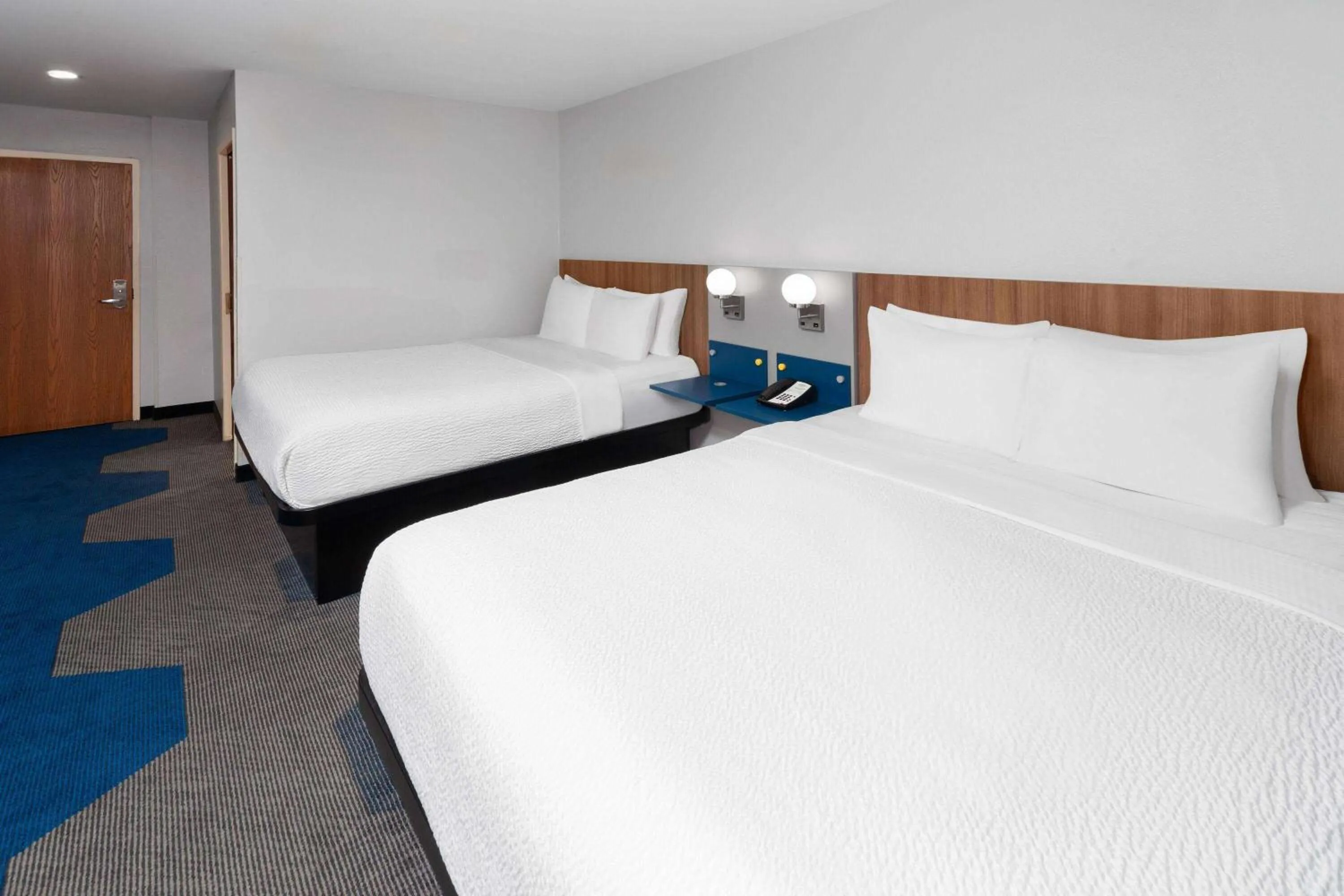 Photo of the whole room, Bed in Microtel Inn by Wyndham Janesville