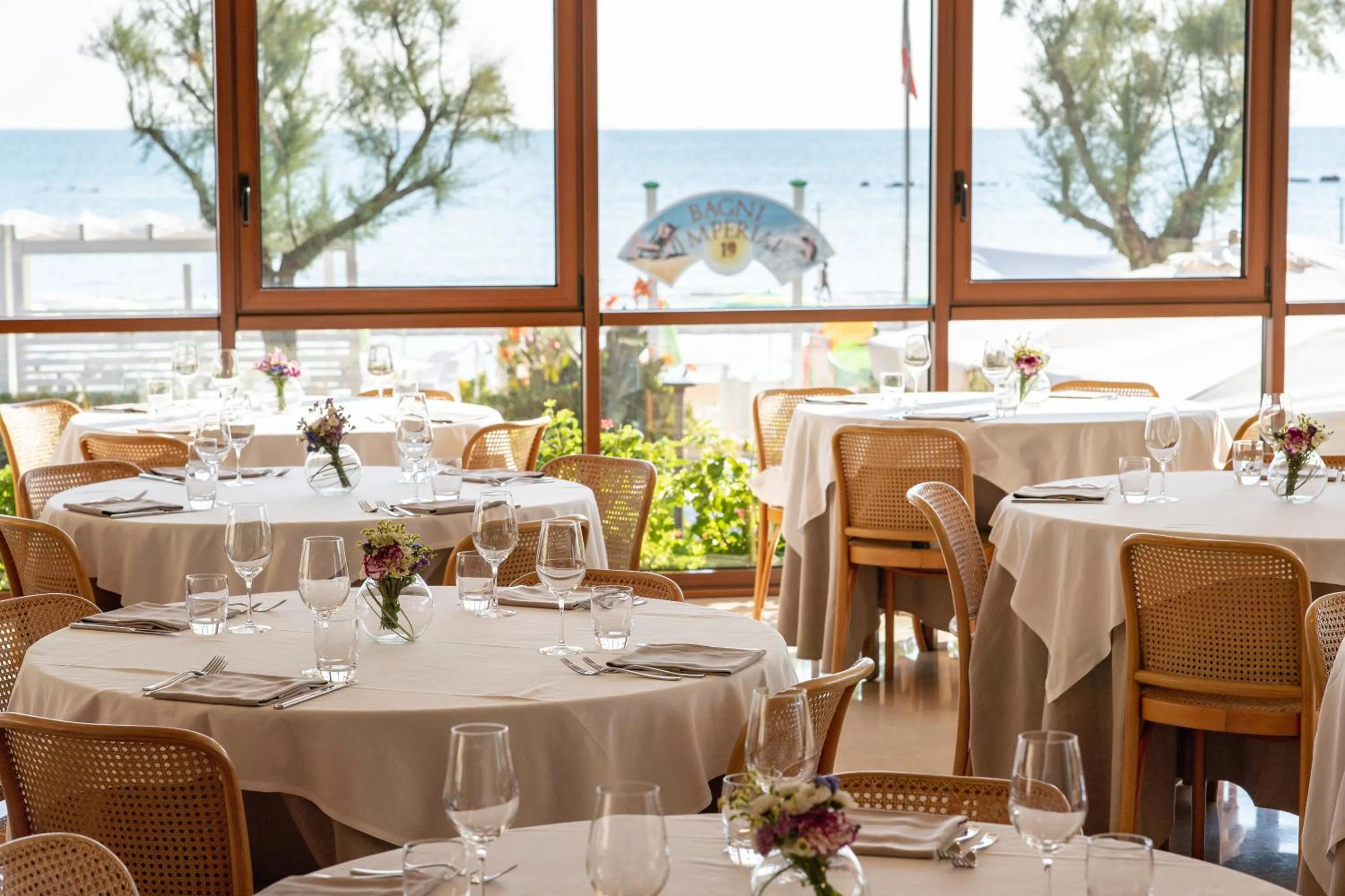 Restaurant/places to eat in UNA HOTELS Imperial Beach Hotel