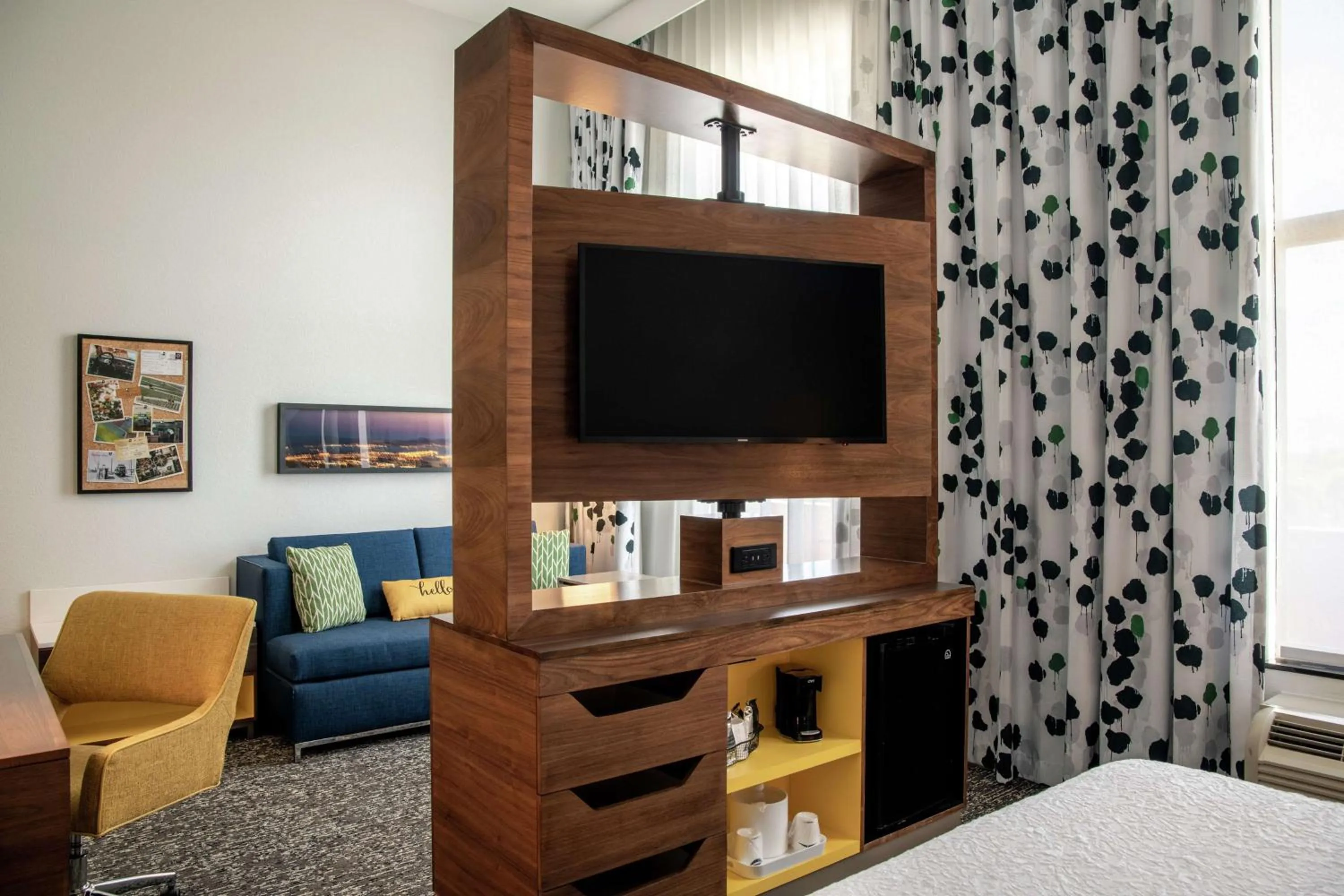 Bedroom, Bed in Hampton Inn & Suites Sherman Oaks