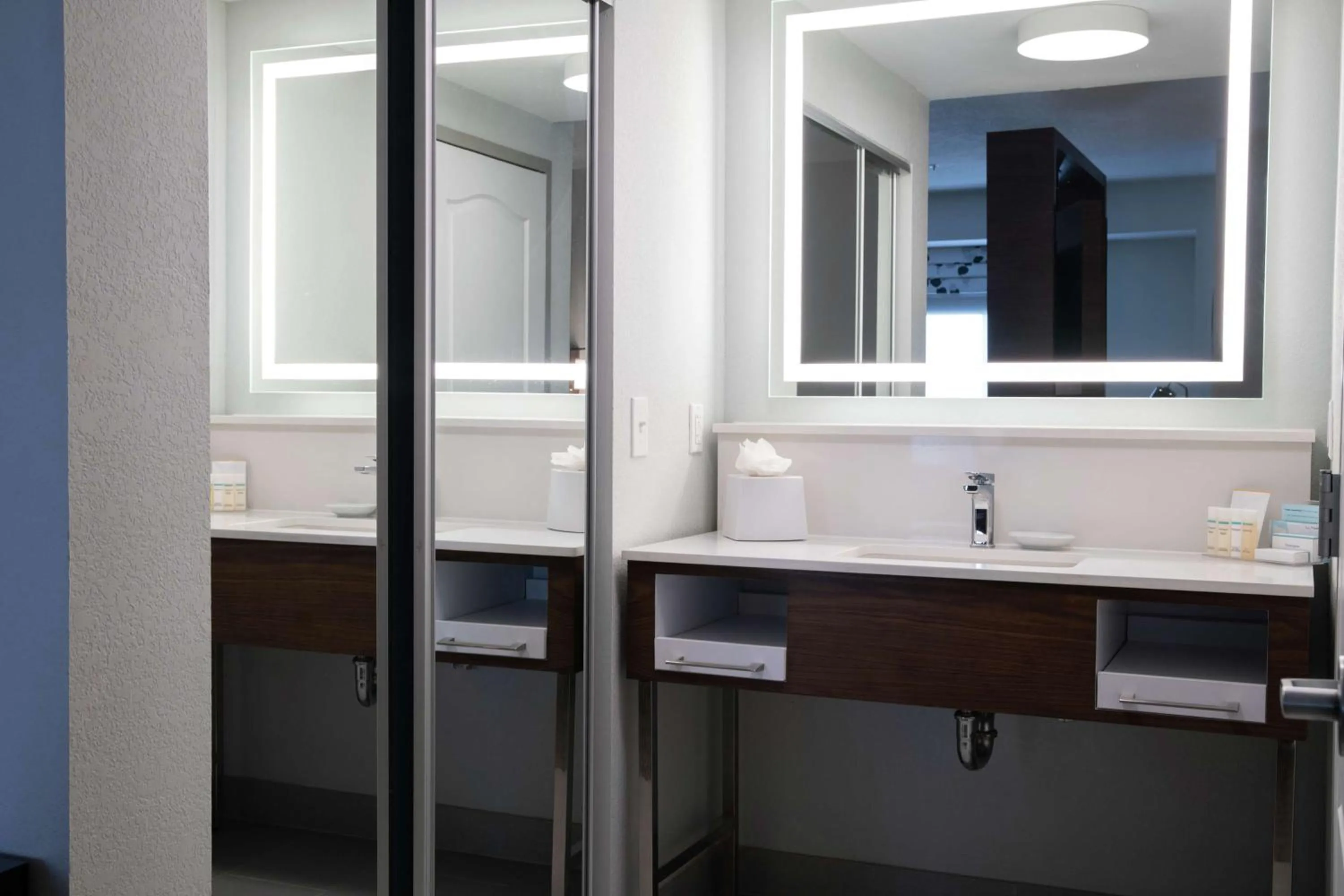 Bathroom in Hampton Inn & Suites Sherman Oaks