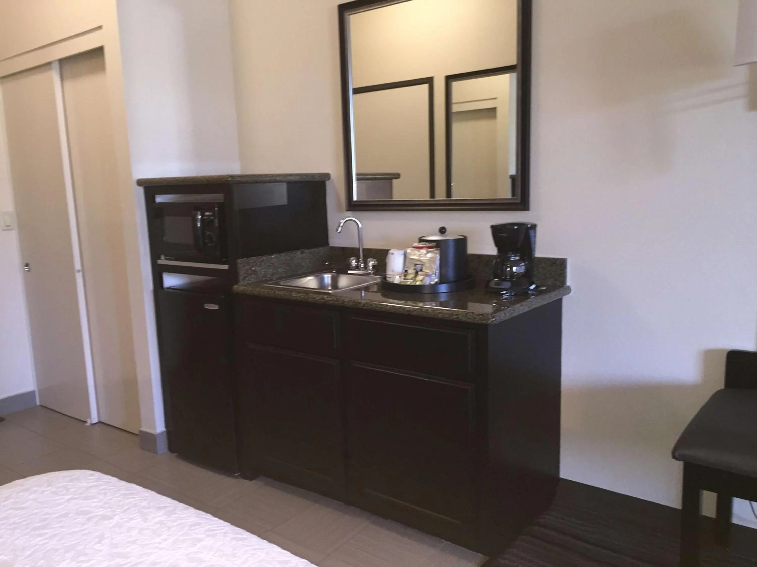 Kitchen or kitchenette, Bed in Hampton Inn & Suites Mountain View