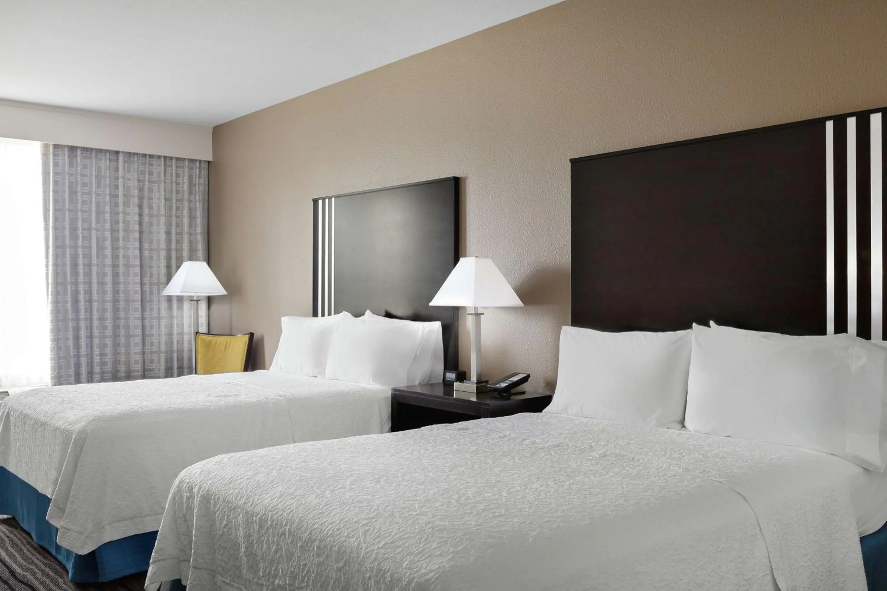 Bed in Hampton Inn & Suites Mountain View