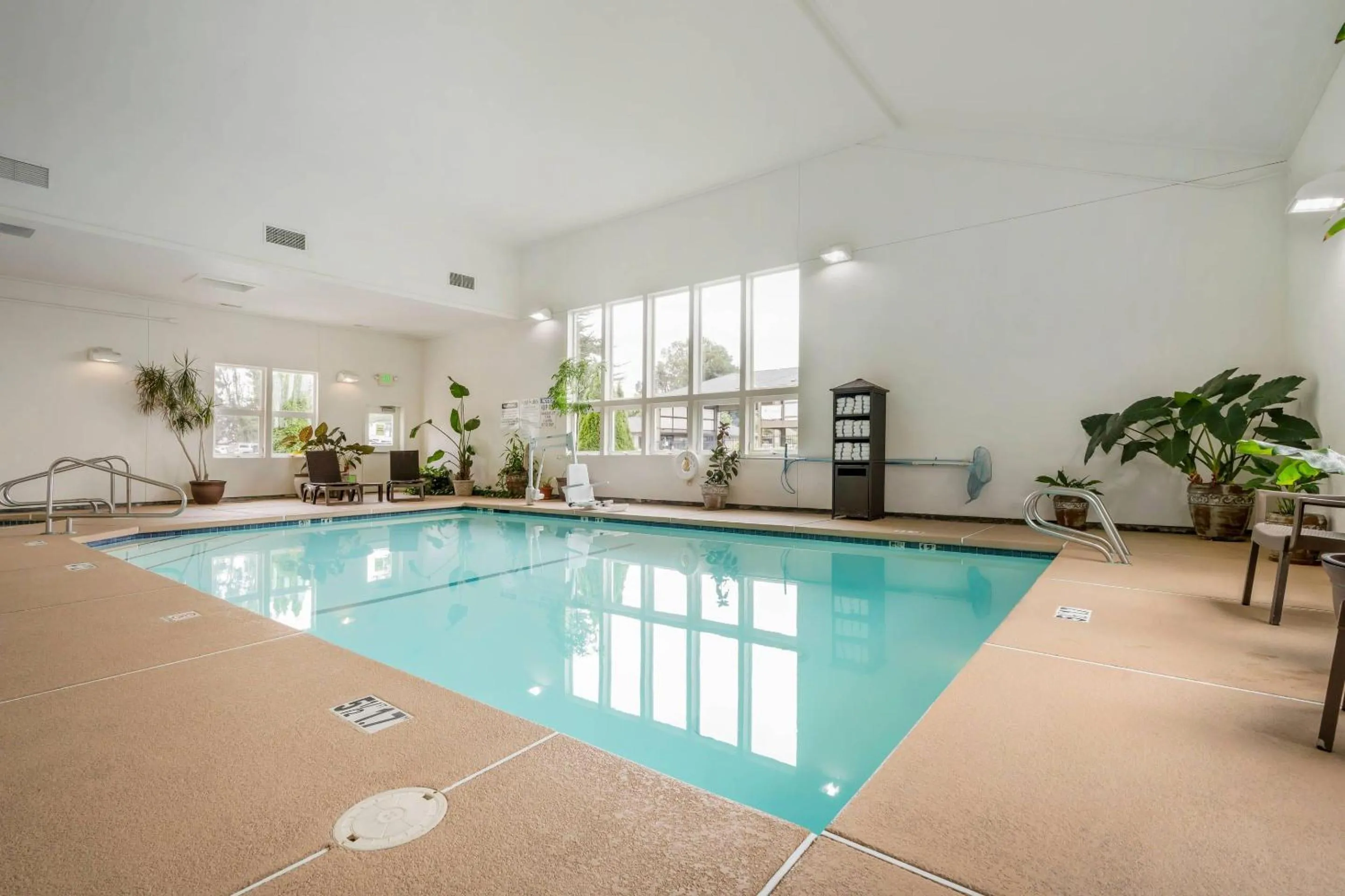 Swimming pool in Comfort Inn Arcata
