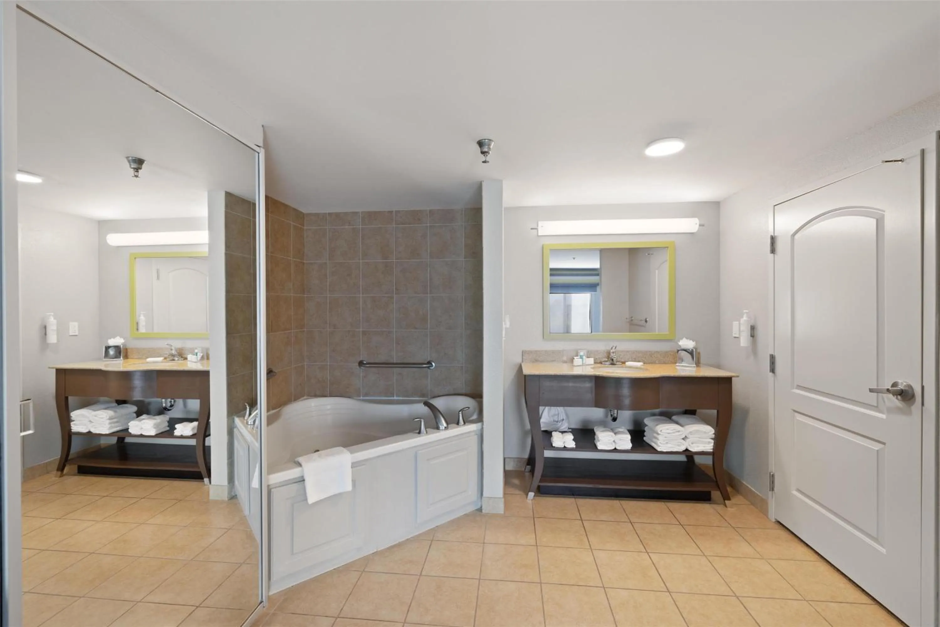 Bathroom, Bed in Hampton Inn & Suites Madera