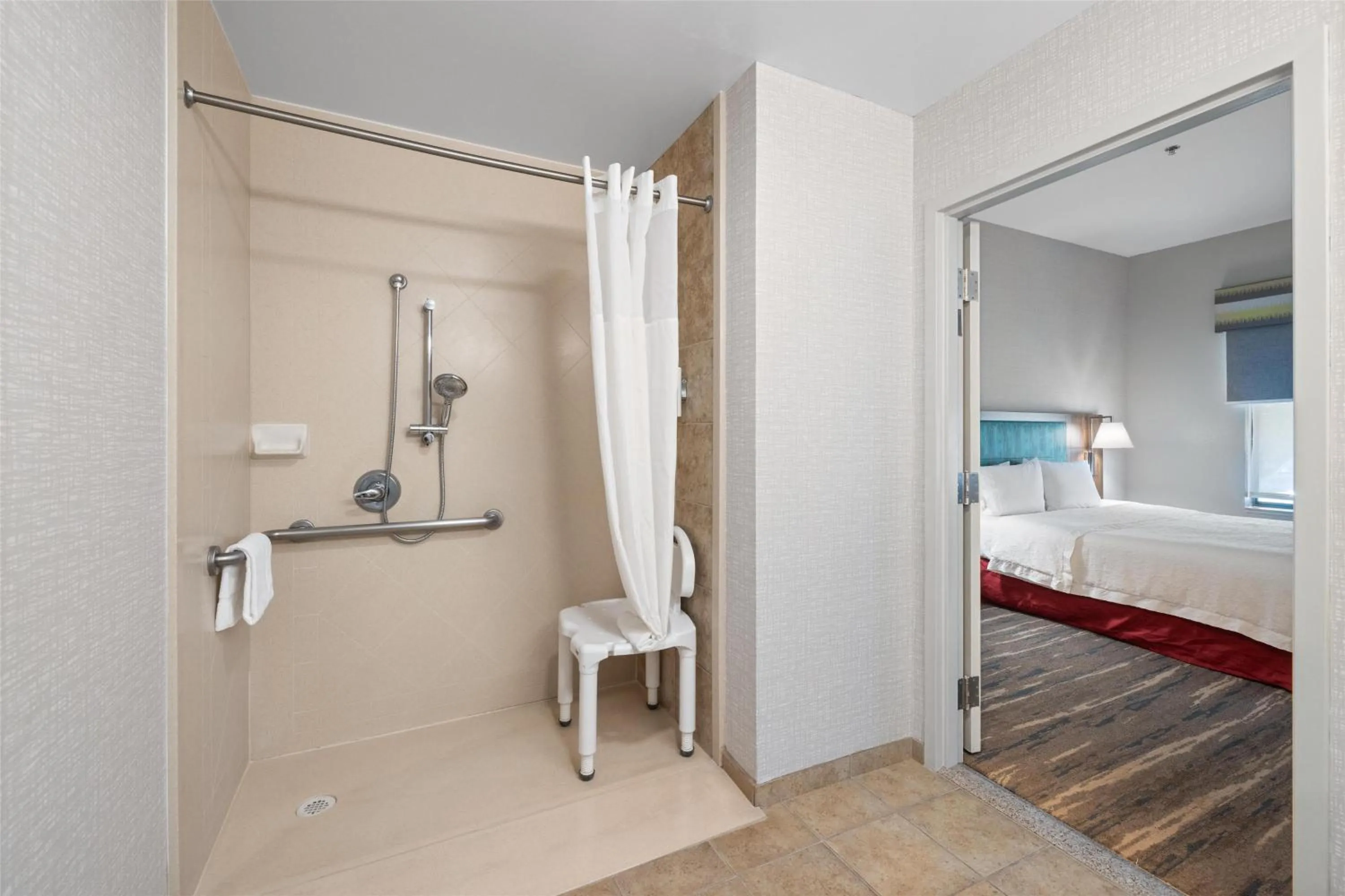 Bathroom, Bed in Hampton Inn & Suites Madera