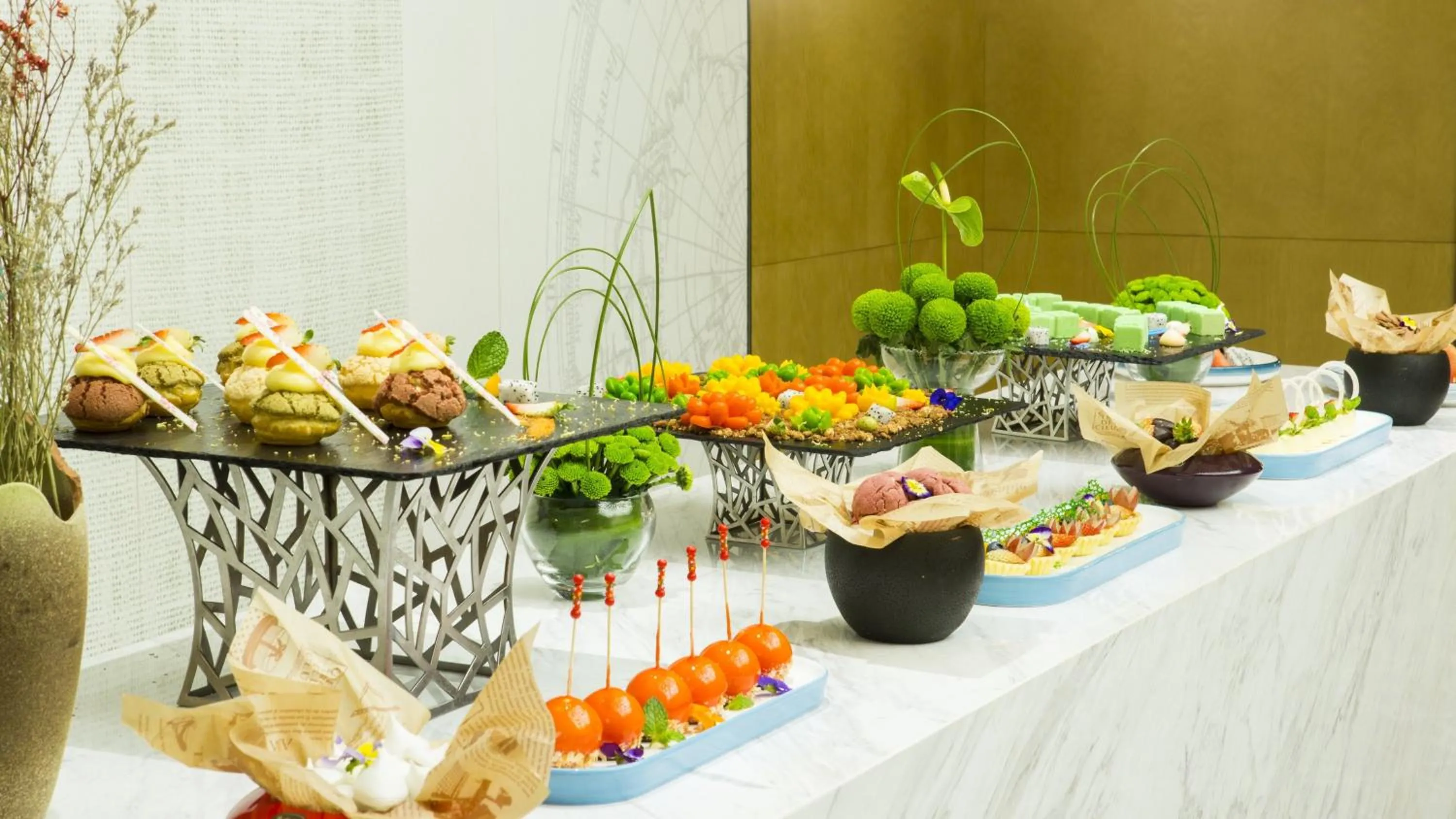 Lounge or bar in Holiday Inn & Suites Tianjin Downtown, an IHG Hotel