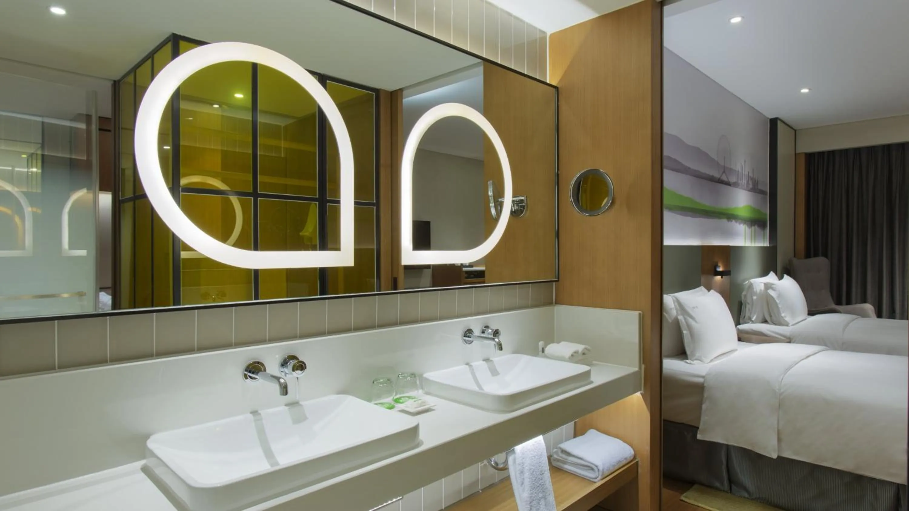 Bathroom, Bed in Holiday Inn & Suites Tianjin Downtown, an IHG Hotel
