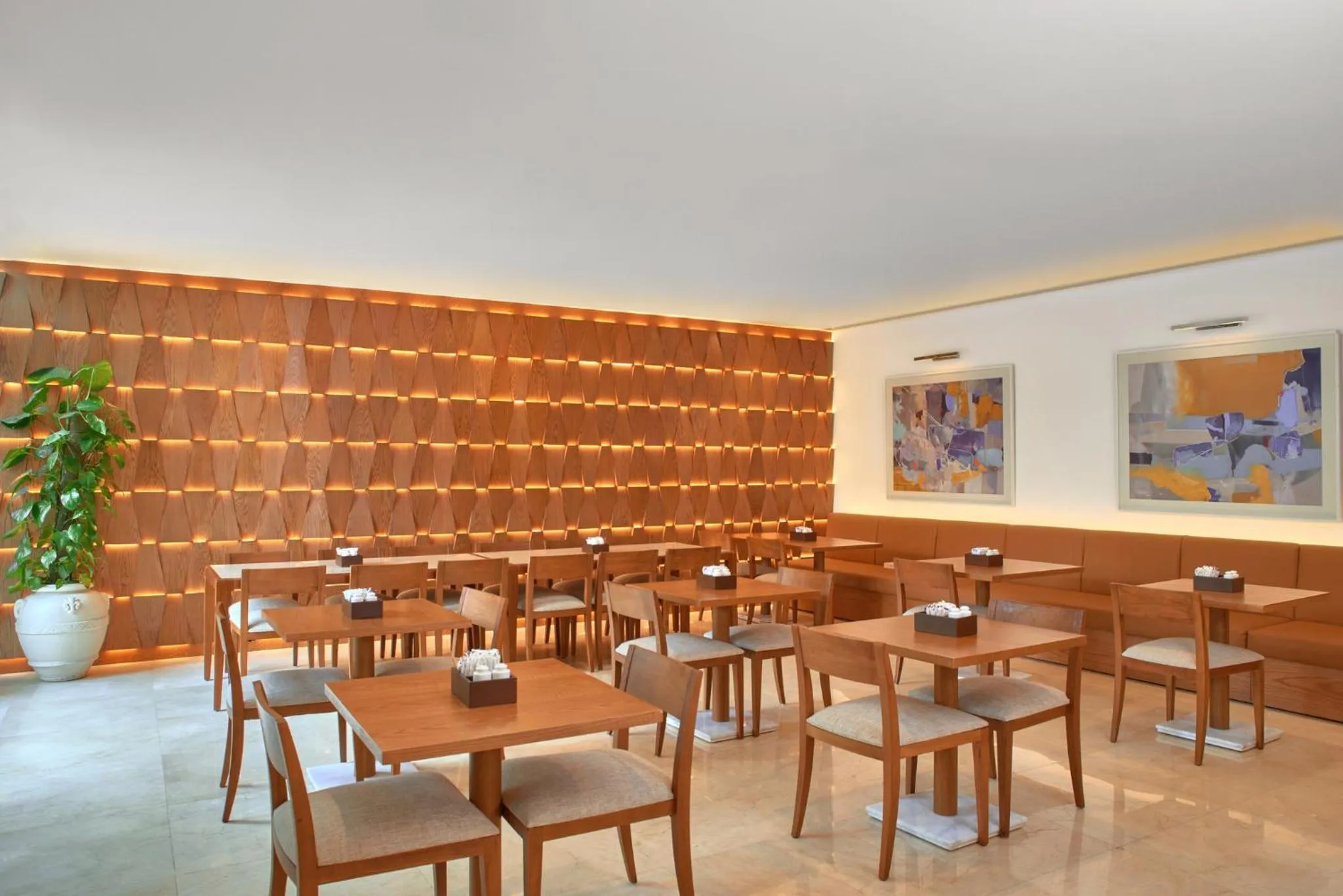 Restaurant/places to eat in Staybridge Suites & Apartments - Citystars by IHG