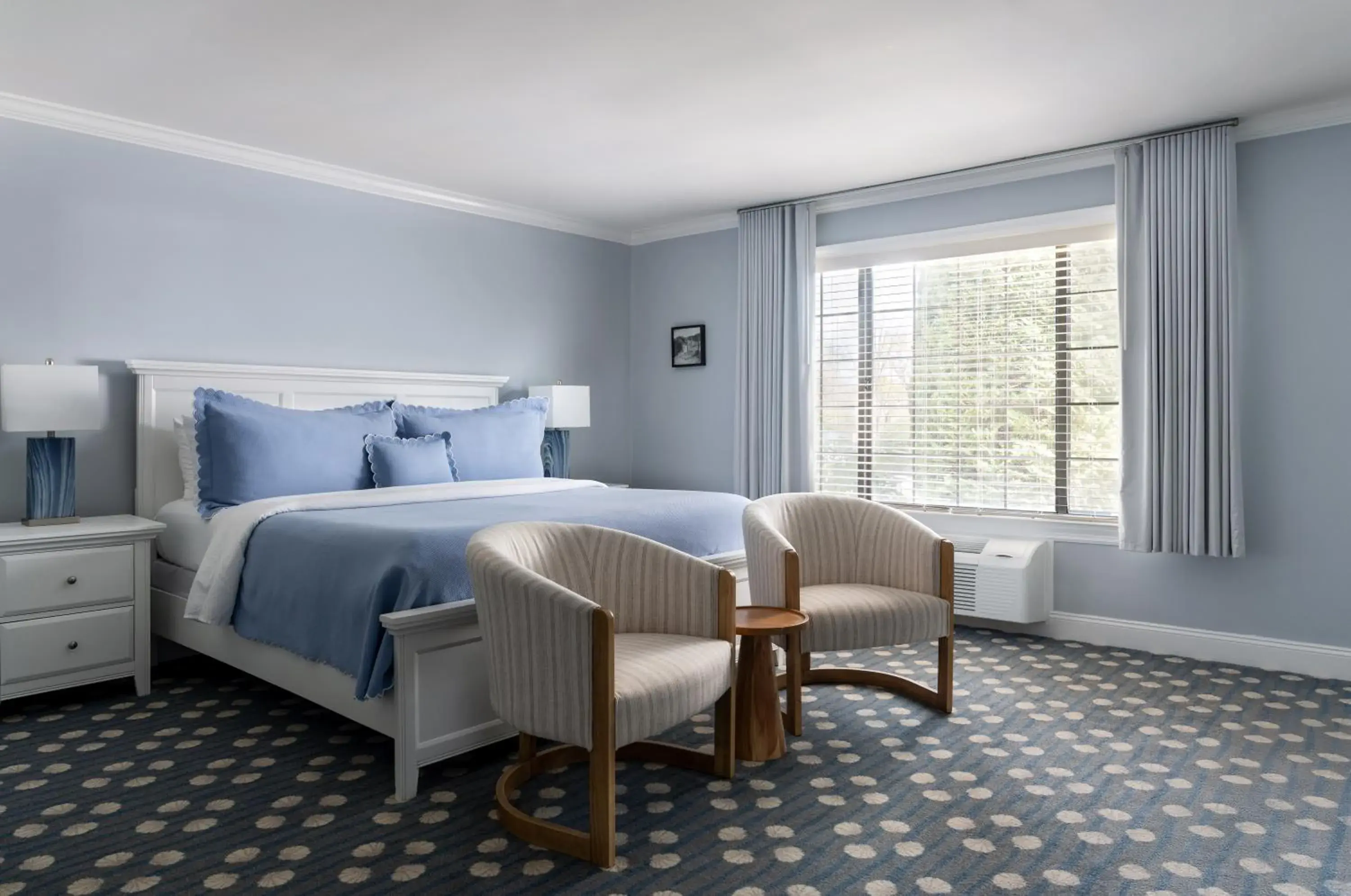 King Room with Pool View in Southampton Inn King Room with Pool View in Southampton Inn