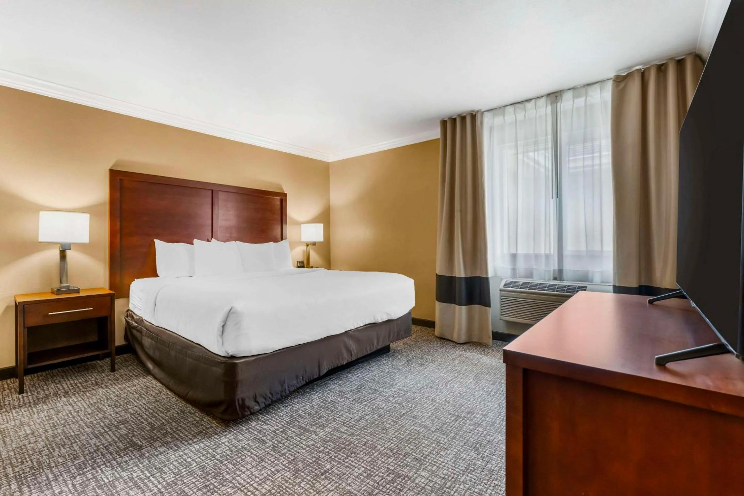 Bedroom, Bed in Comfort Inn & Suites Redwood Country