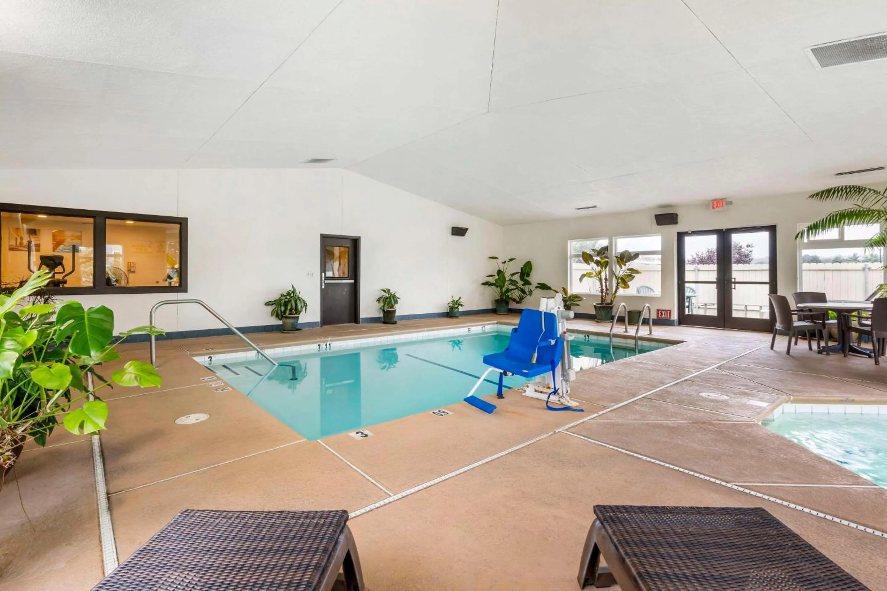 Swimming pool in Comfort Inn & Suites Redwood Country