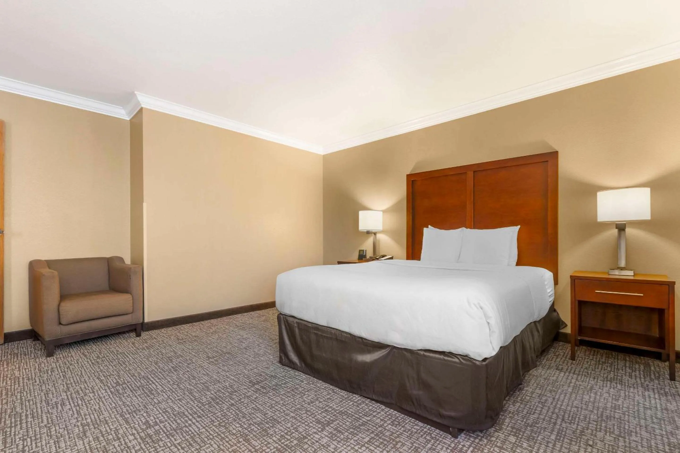 Bedroom, Bed in Comfort Inn & Suites Redwood Country