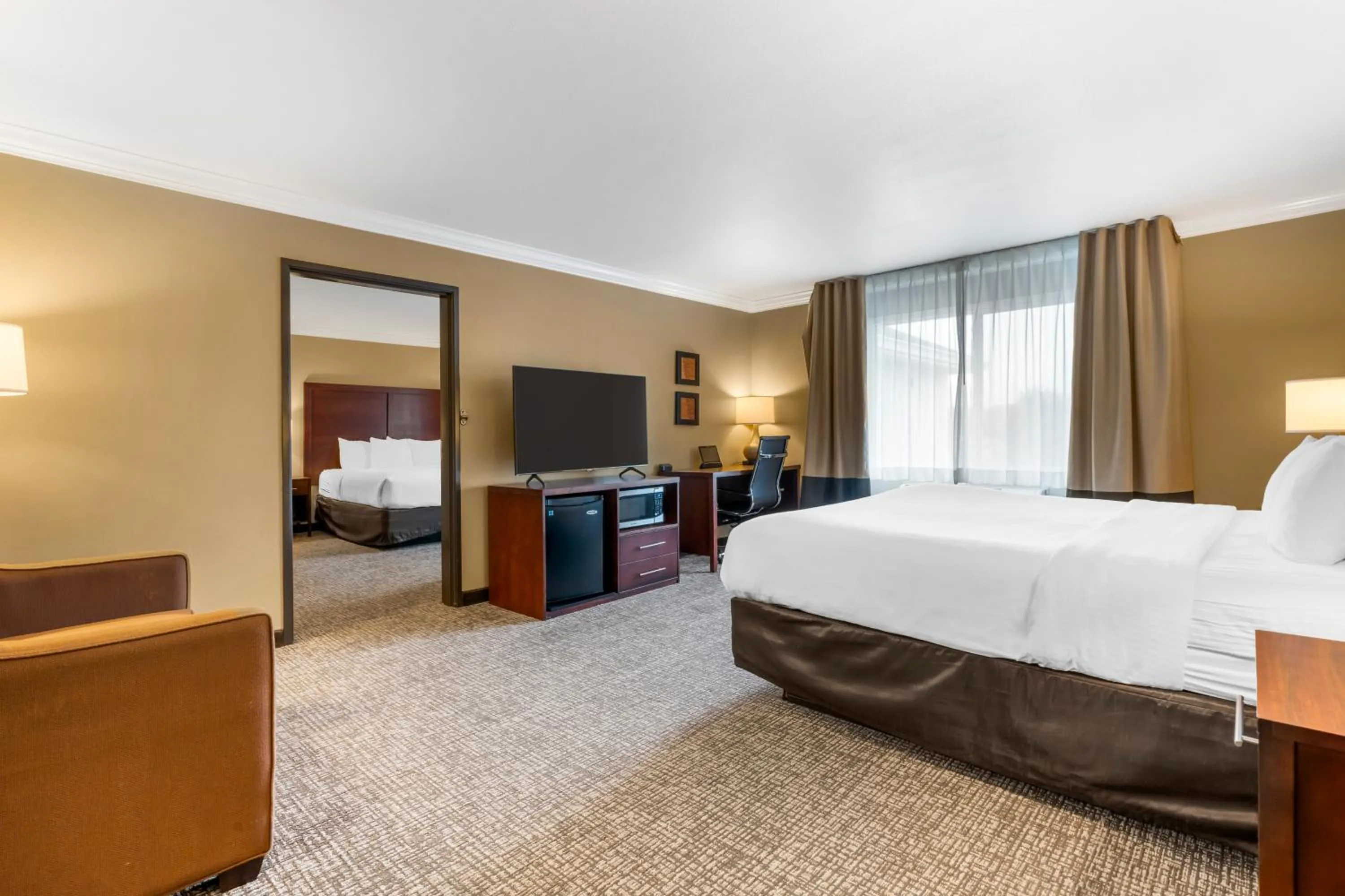 Bed in Comfort Inn & Suites Redwood Country