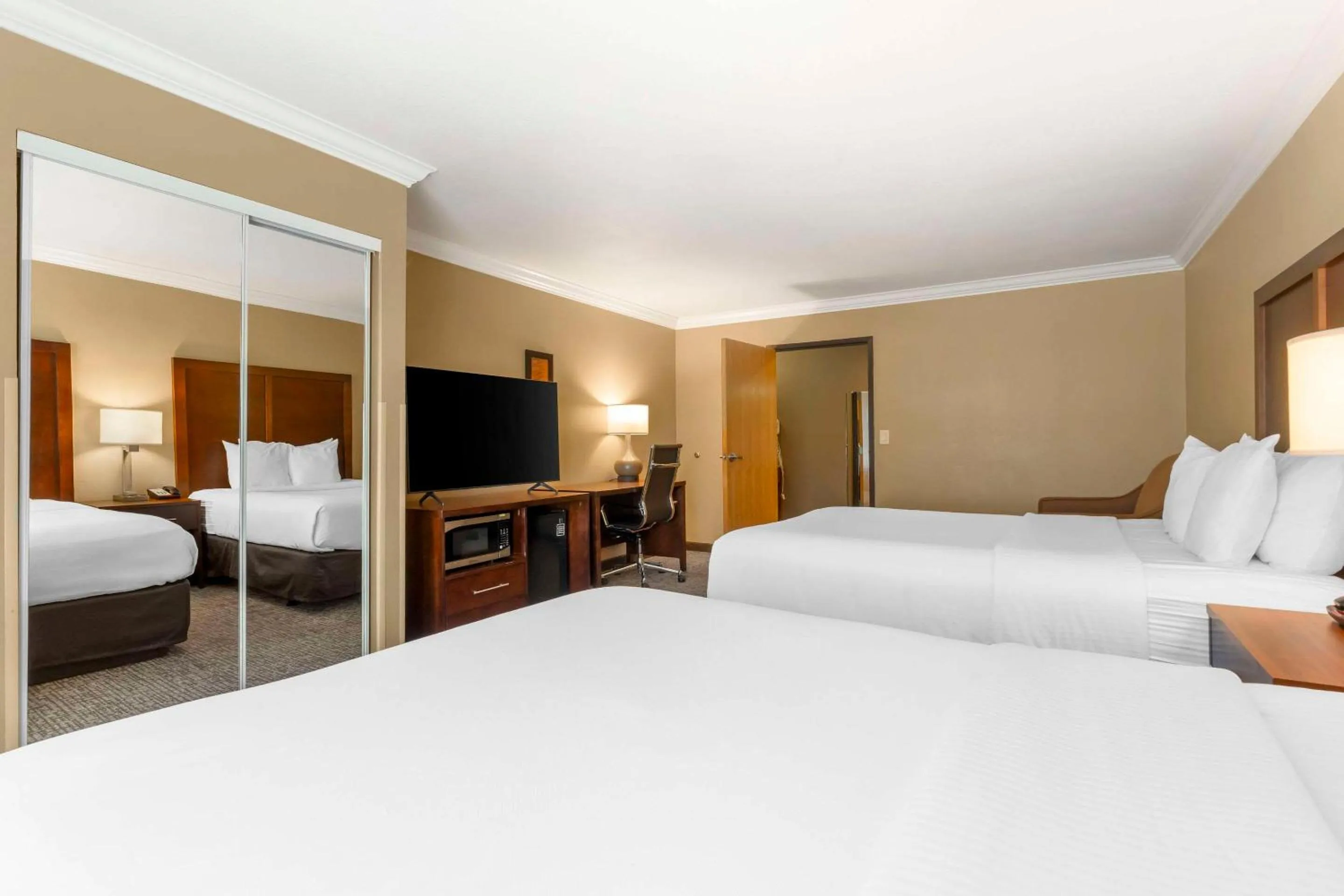 Bedroom, Bed in Comfort Inn & Suites Redwood Country