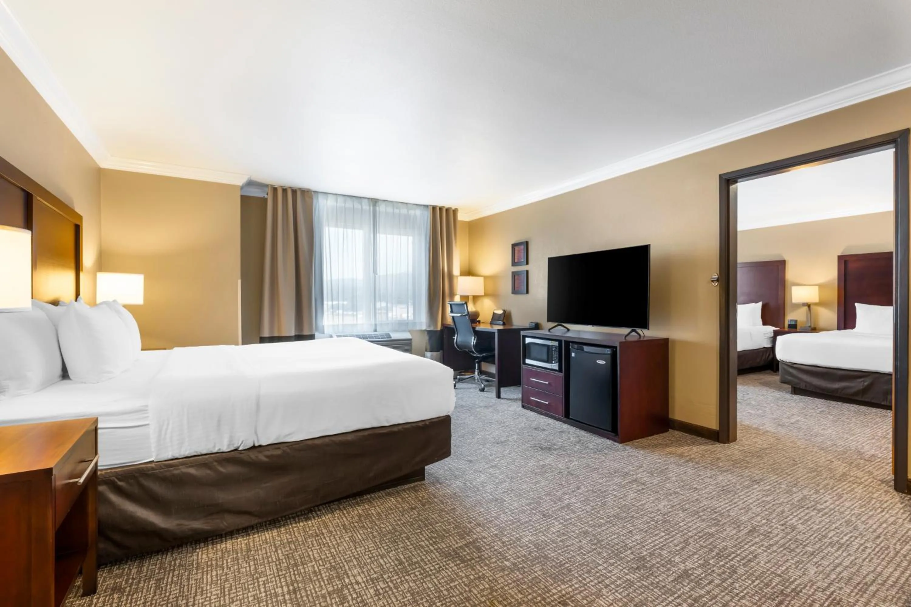 Bed in Comfort Inn & Suites Redwood Country