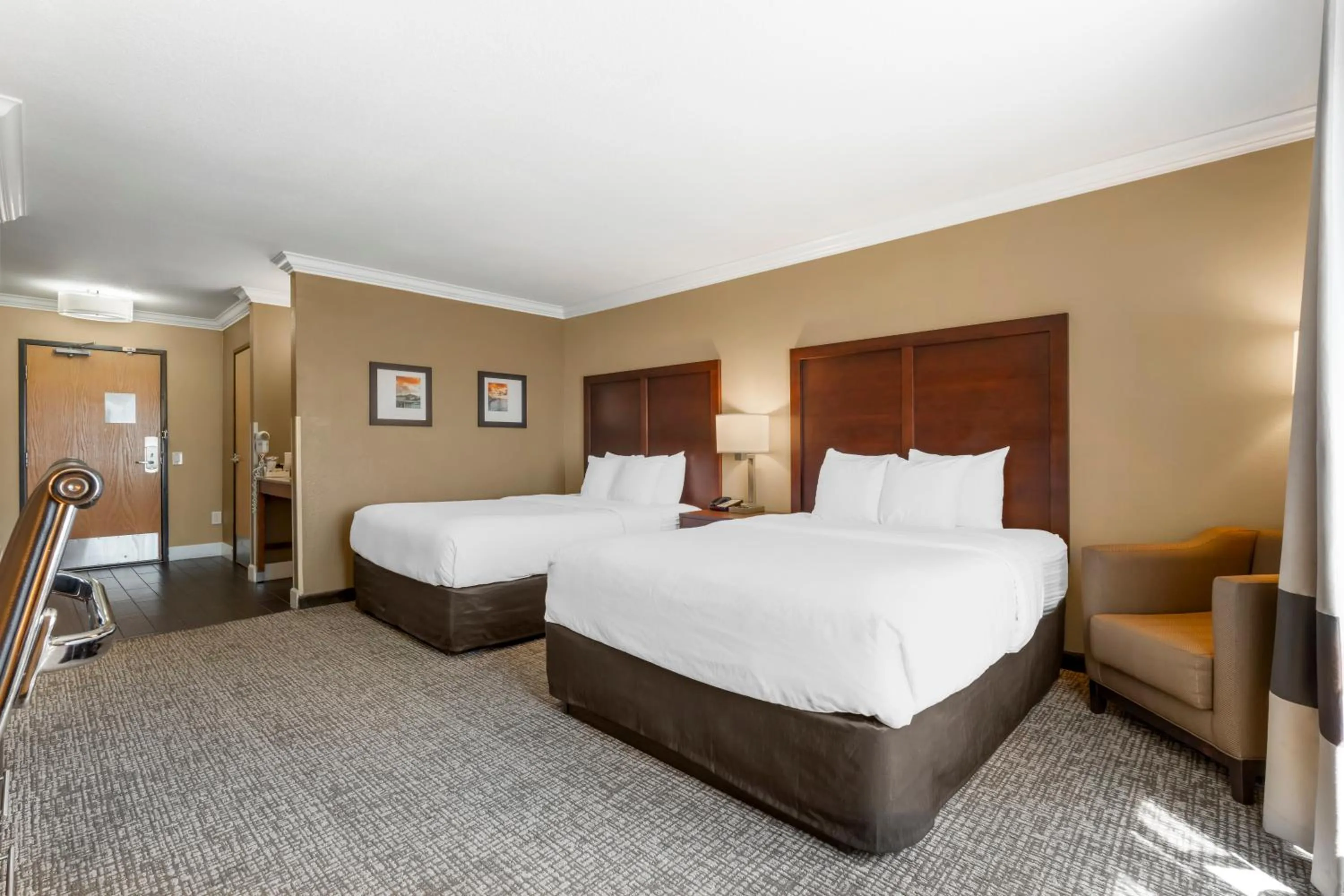 Bed in Comfort Inn & Suites Redwood Country